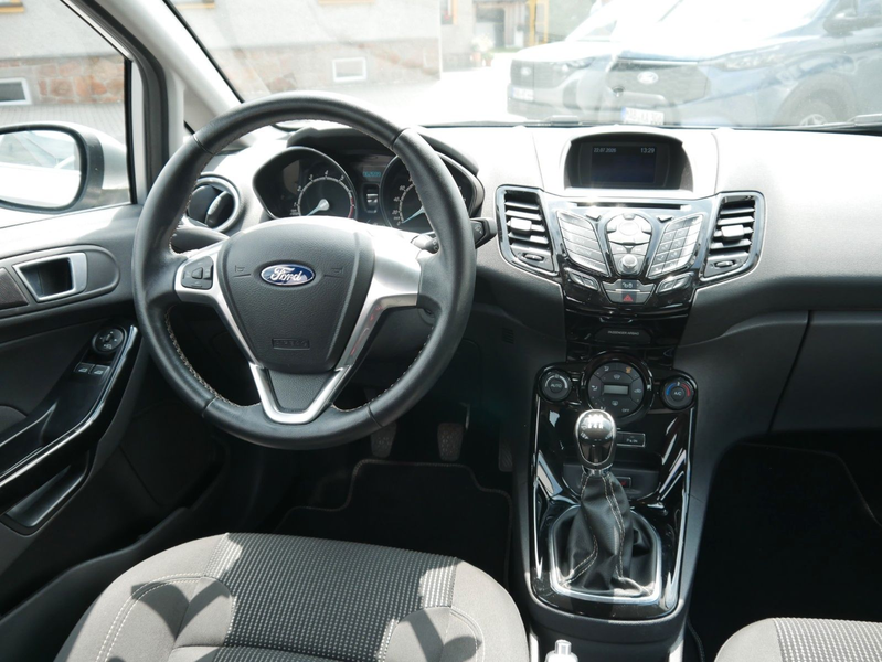 Ford Fiesta Titanium 5-türig 74kW Zahnriemen neu PDC — photo 8
