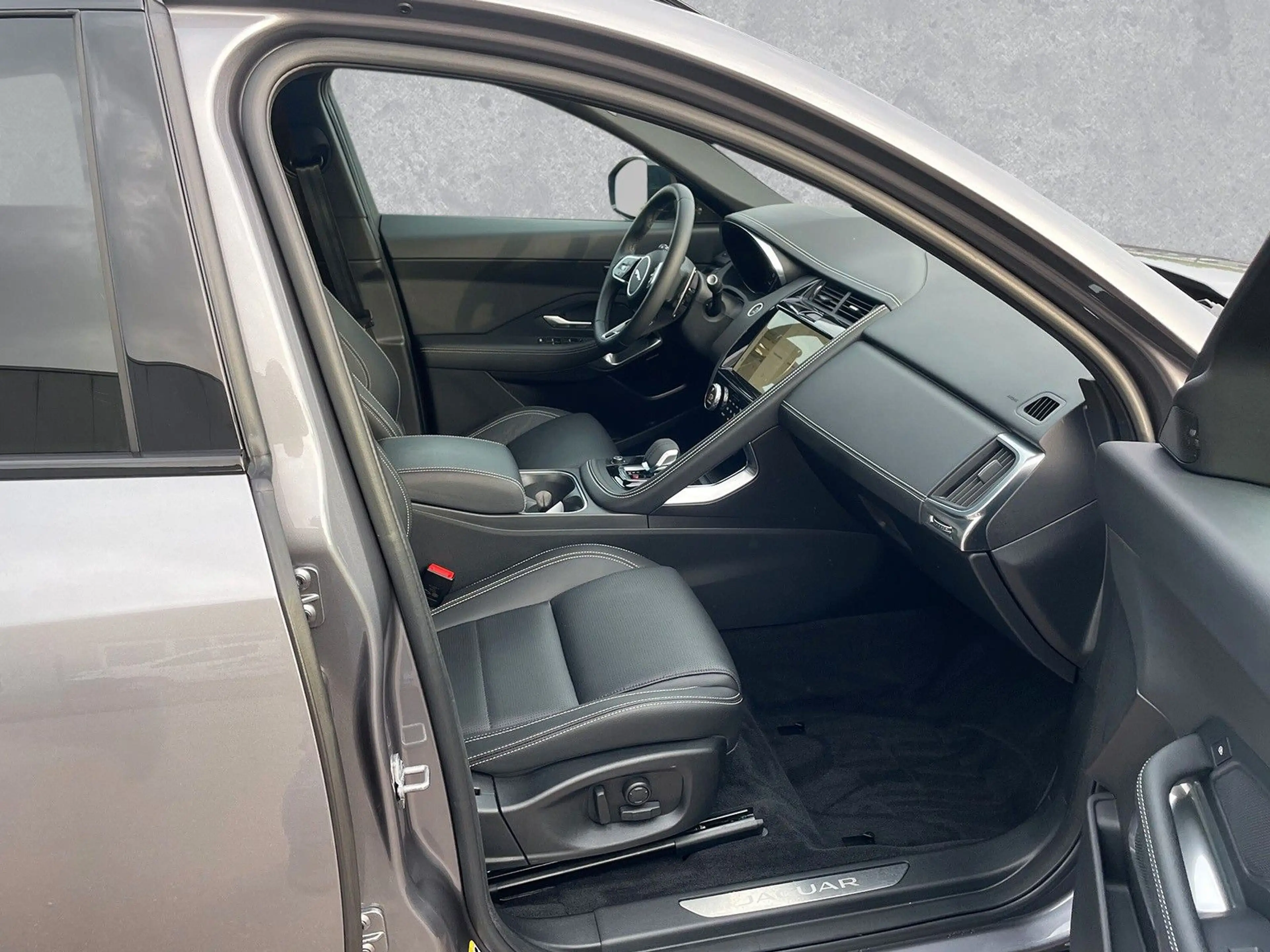 Jaguar E-Pace P250 AWD R-DYNAMIC SE ACC LED — photo 3