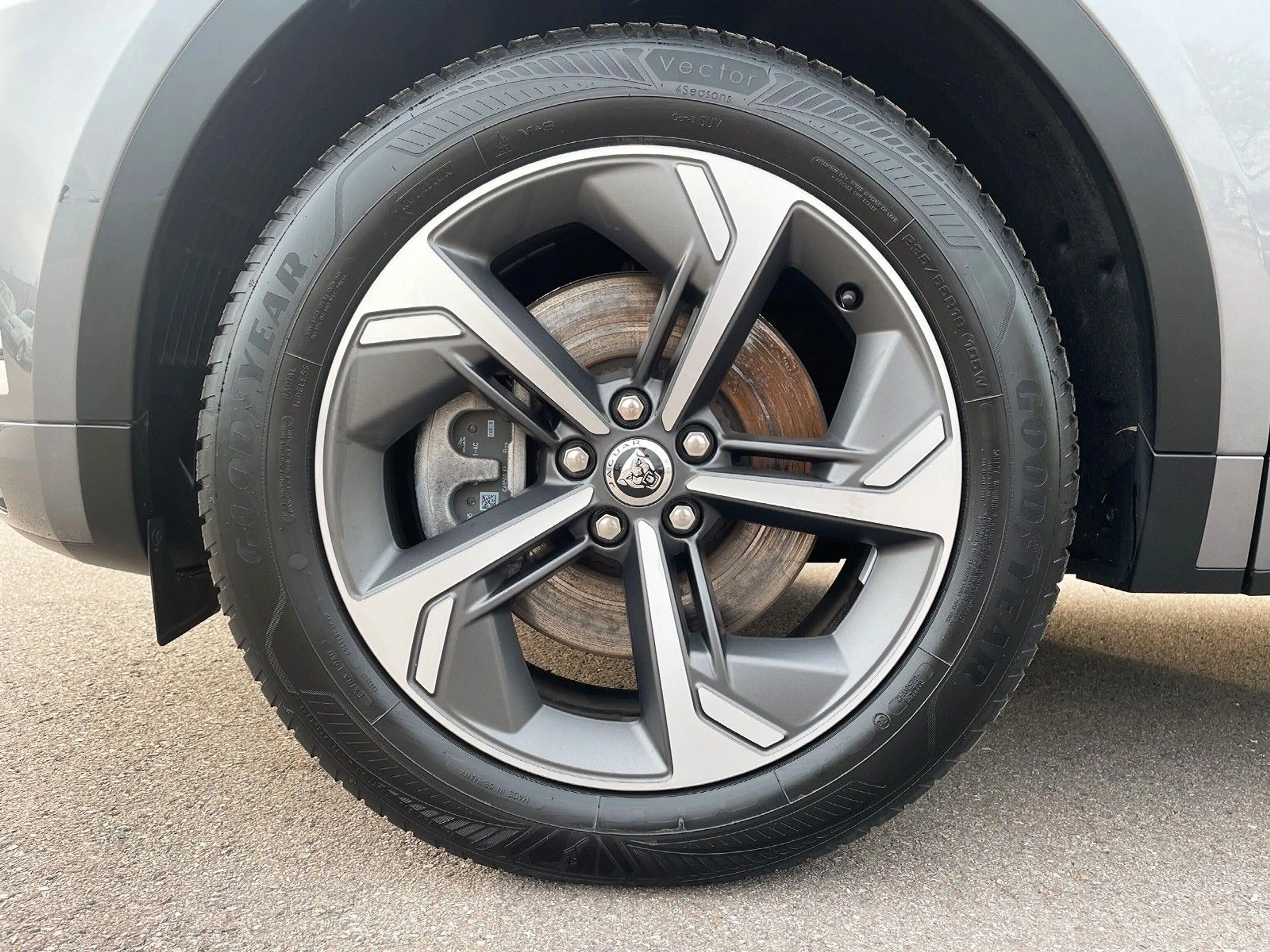 Jaguar E-Pace P250 AWD R-DYNAMIC SE ACC LED — photo 9