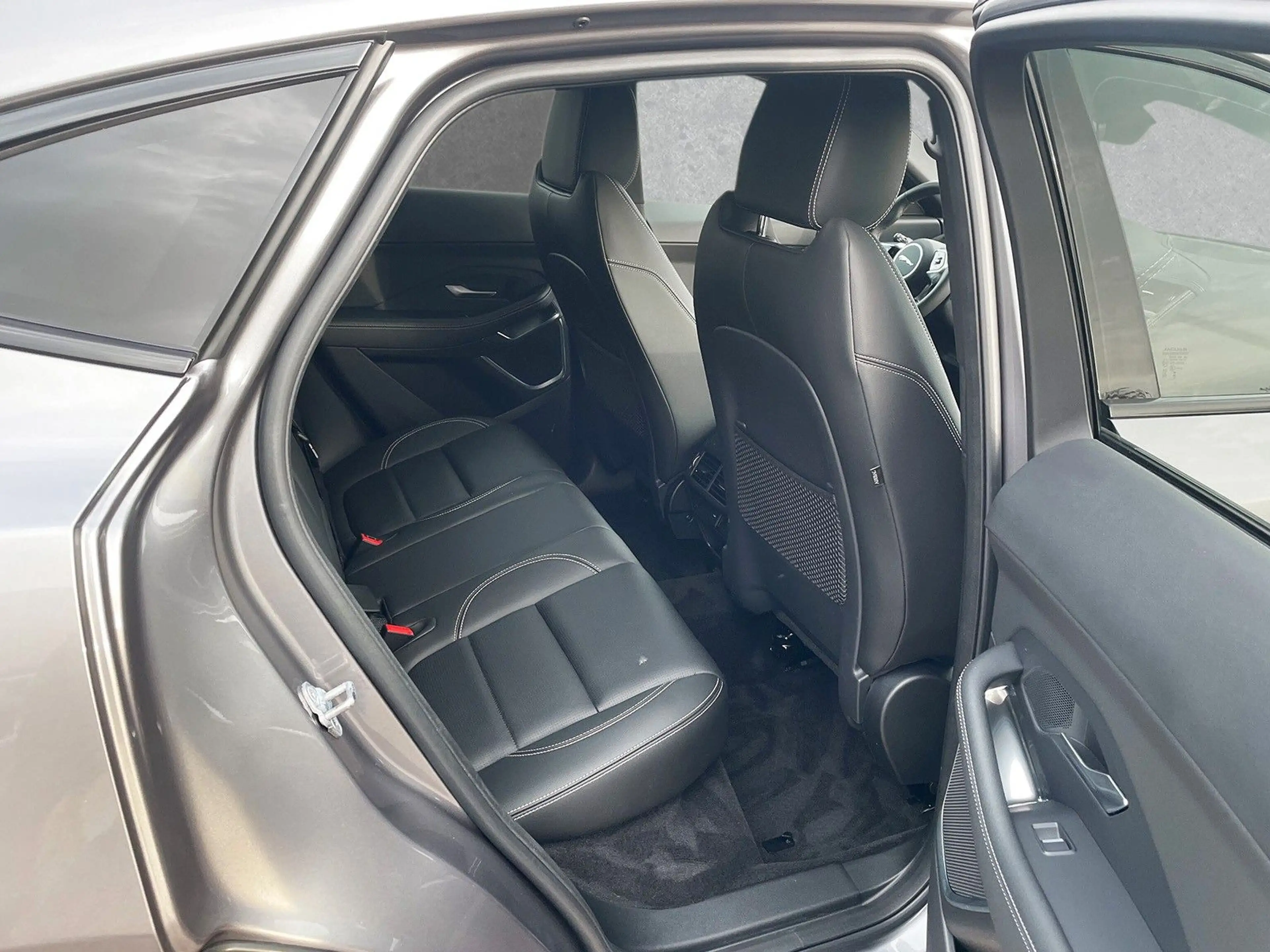 Jaguar E-Pace P250 AWD R-DYNAMIC SE ACC LED — photo 5