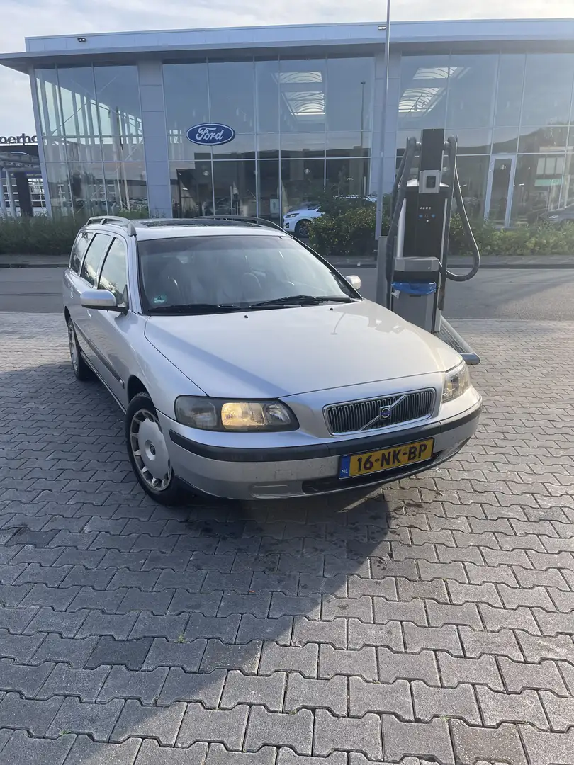 Volvo V70 2.4 Bi-Fuel Comf.L. lpg Grijs - 1