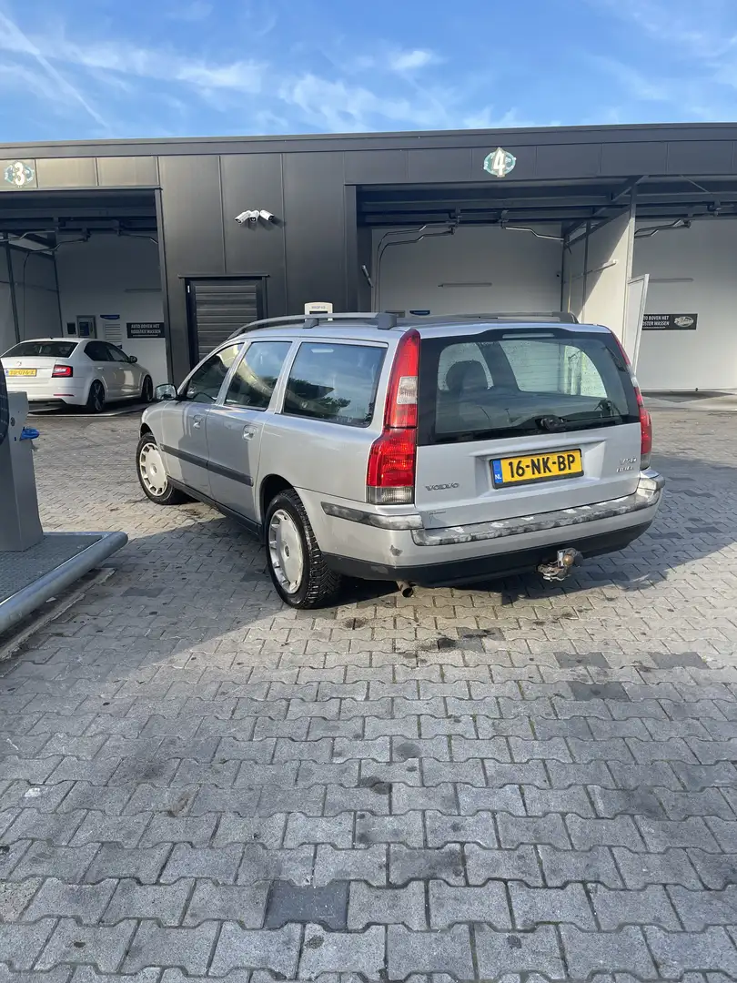 Volvo V70 2.4 Bi-Fuel Comf.L. lpg Grijs - 2