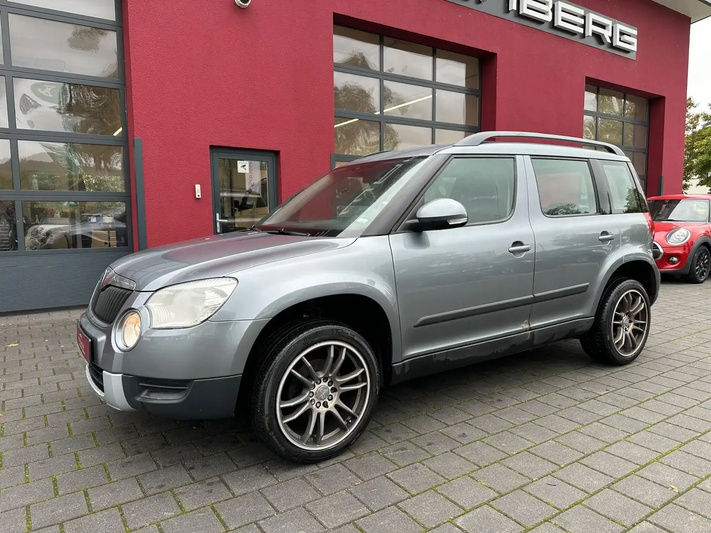 Skoda Yeti Ambition 4x4//AHK//SHZ//KLIMA// Grau - 1