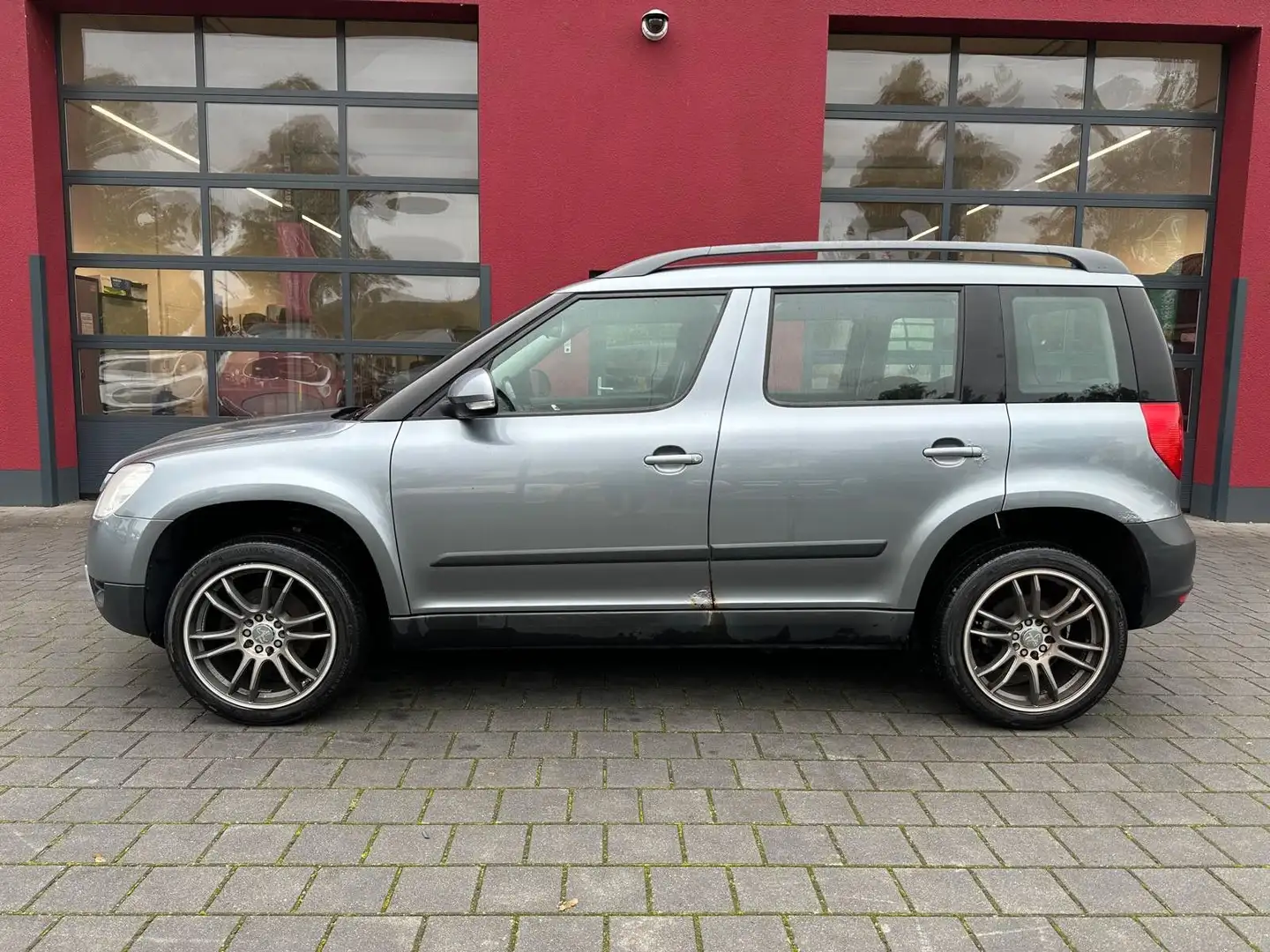 Skoda Yeti Ambition 4x4//AHK//SHZ//KLIMA// Grau - 2