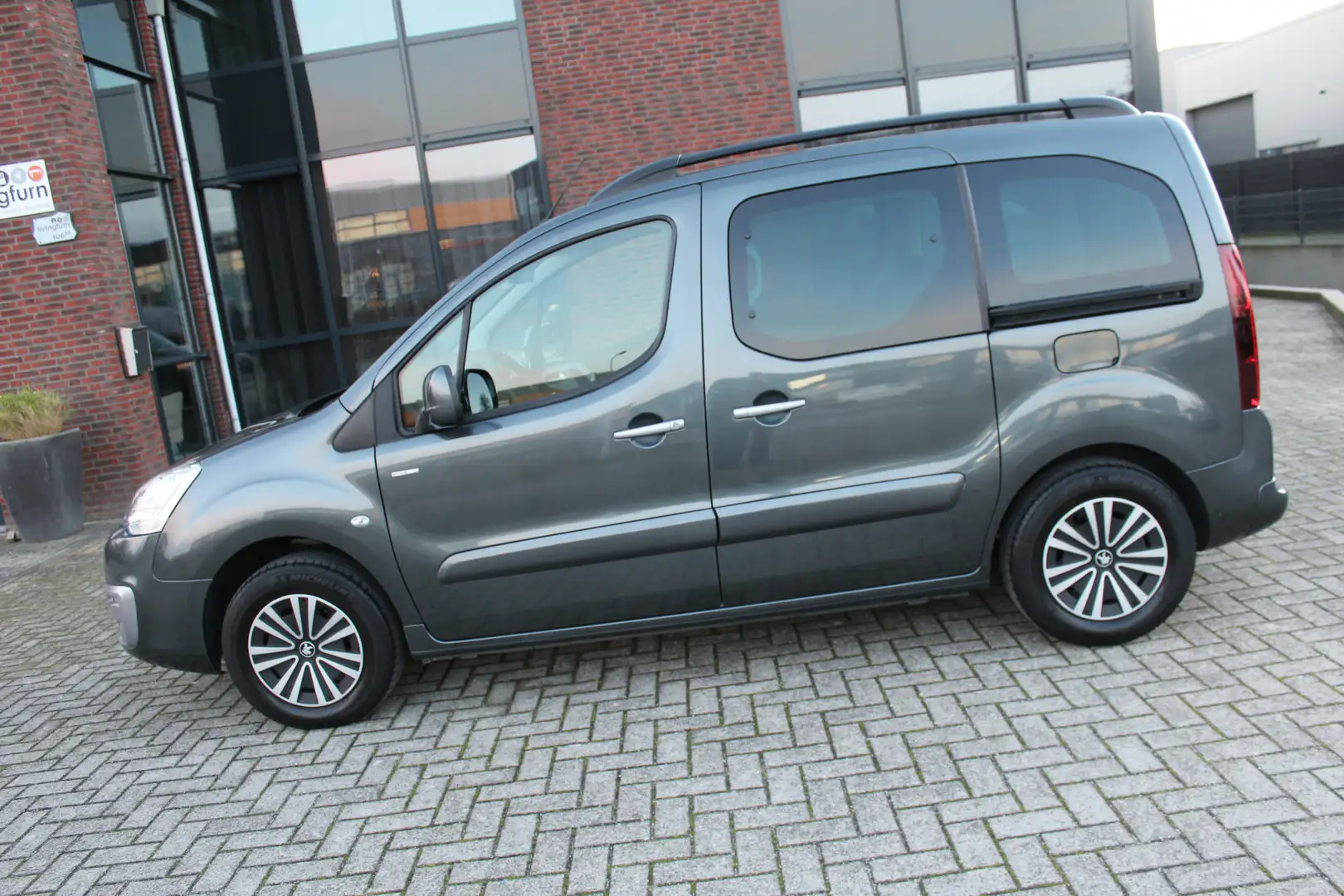 Peugeot Partner Tepee Style 1.2 PureTech Cruise-Navi-Camera-Carpla Grijs - 2