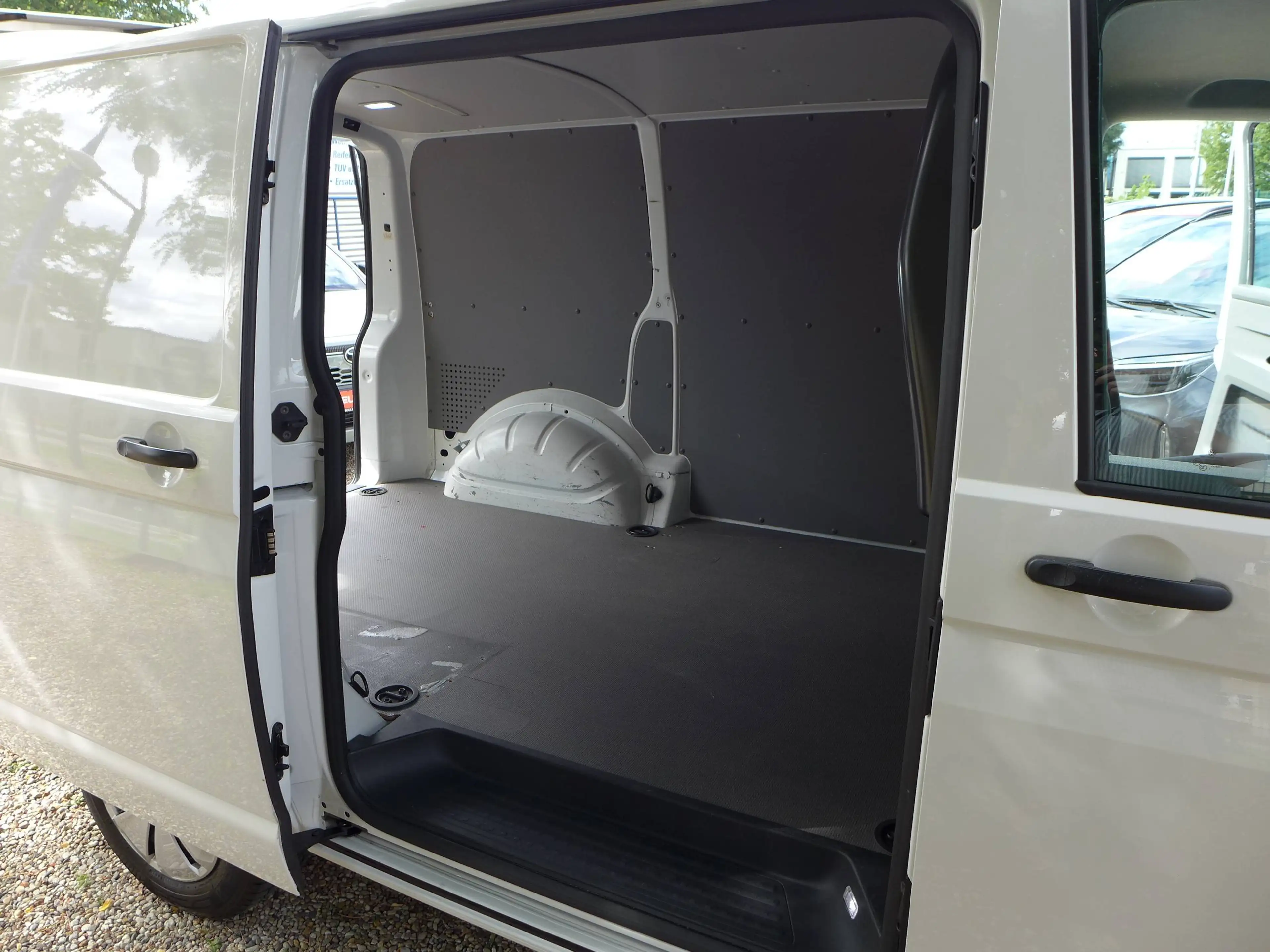 Volkswagen T6.1 Transporter Transporter T6.1 2.0 TDI BMT Klima / APP / PDC — photo 13