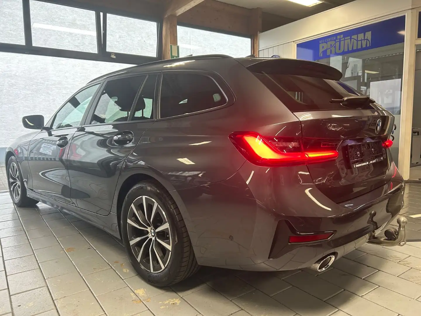 BMW 320 d touring AHK/PARK/KAM/LIVE/CONNECT Grau - 2