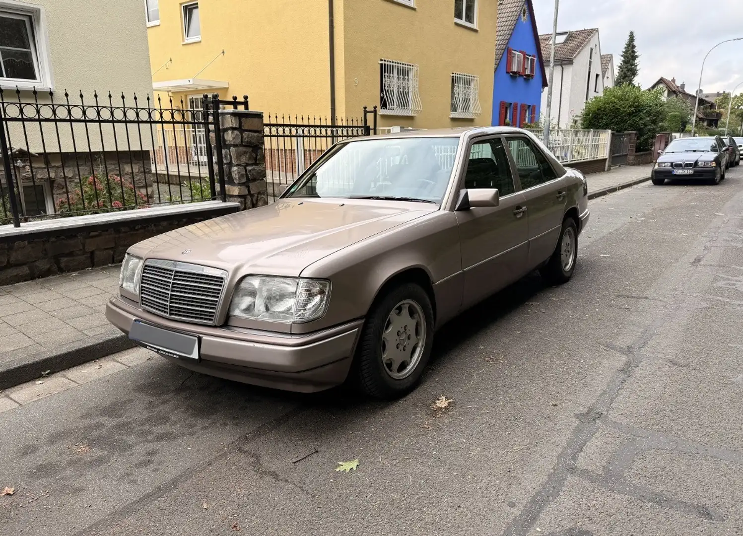 Mercedes-Benz 220 W124 Bronze - 1