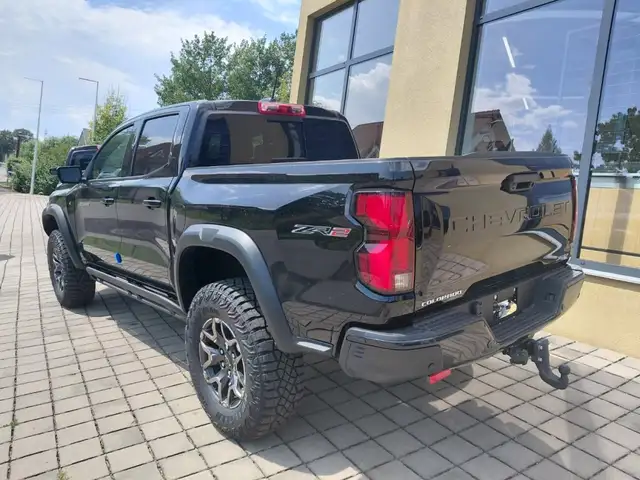 Chevrolet Colorado view 3