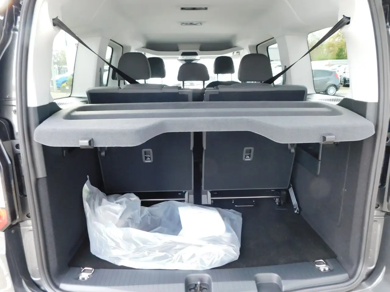 Ford Grand Tourneo 2026 — фото 12