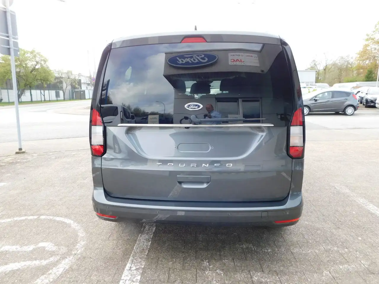 Ford Grand Tourneo 2026 — фото 6