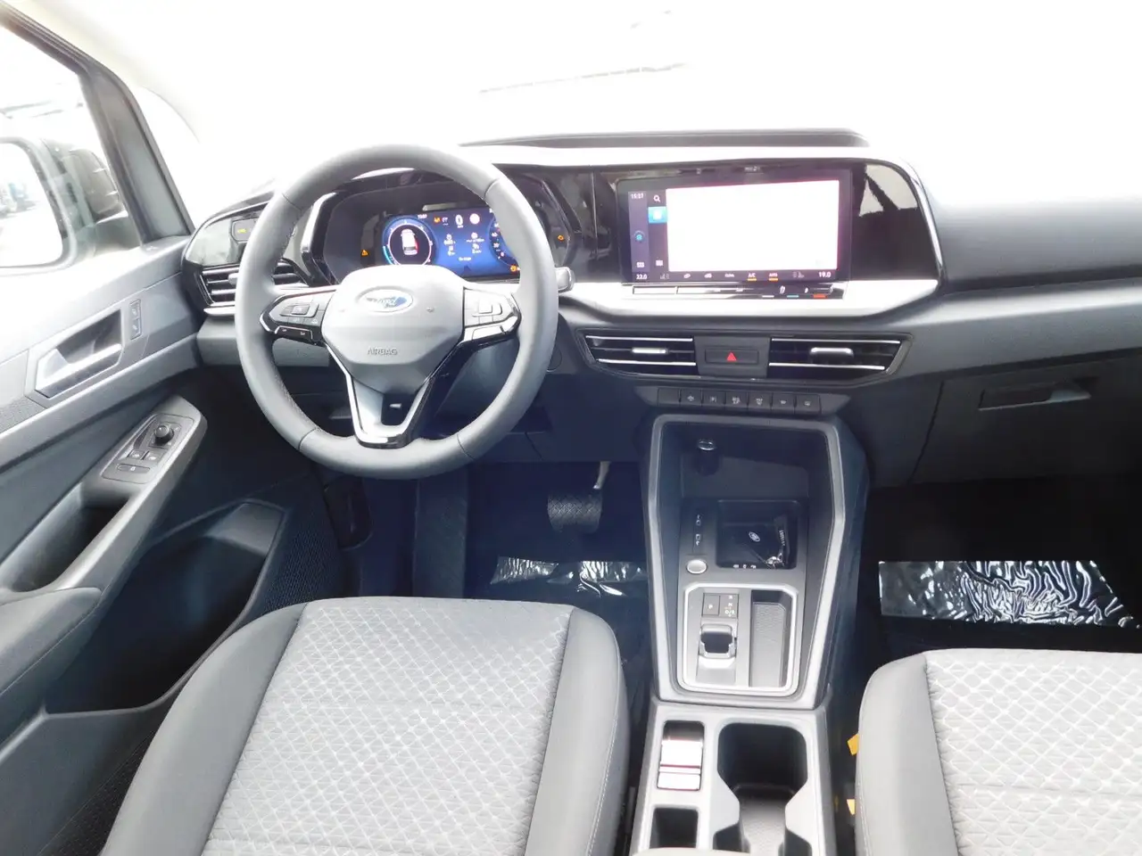 Ford Grand Tourneo 2026 — фото 15