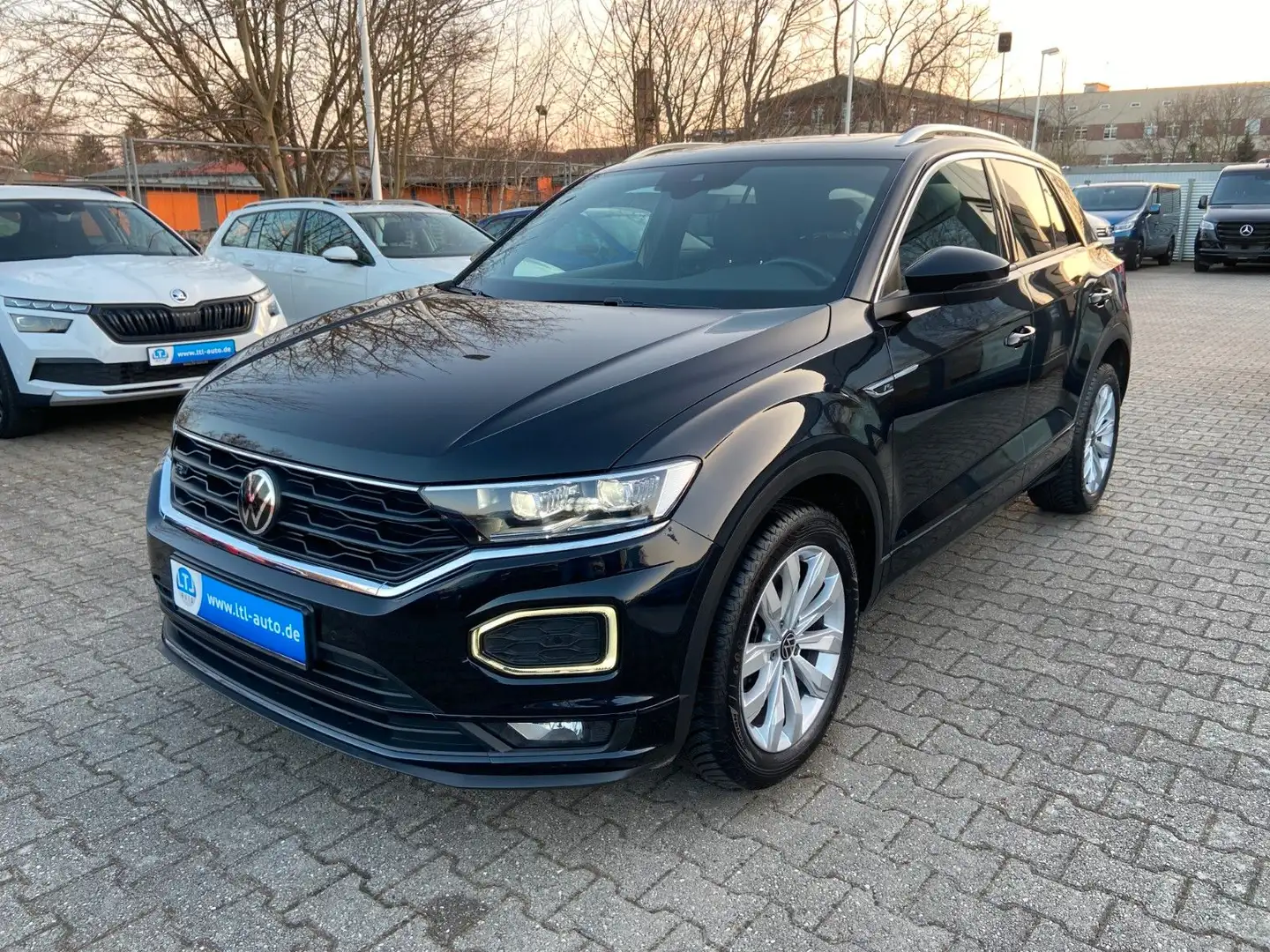Volkswagen T-Roc 2.0TDI DSG150PS R-line Panorma VCocpit Nav Schwarz - 2