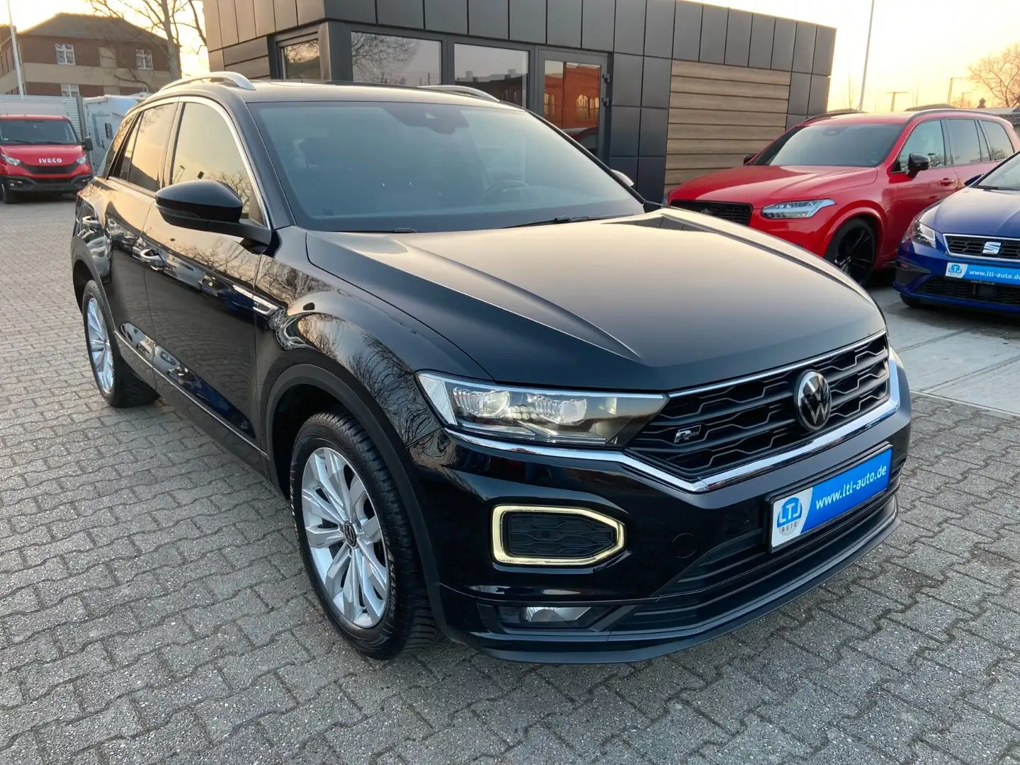 Volkswagen T-Roc 2.0TDI DSG150PS R-line Panorma VCocpit Nav Schwarz - 1