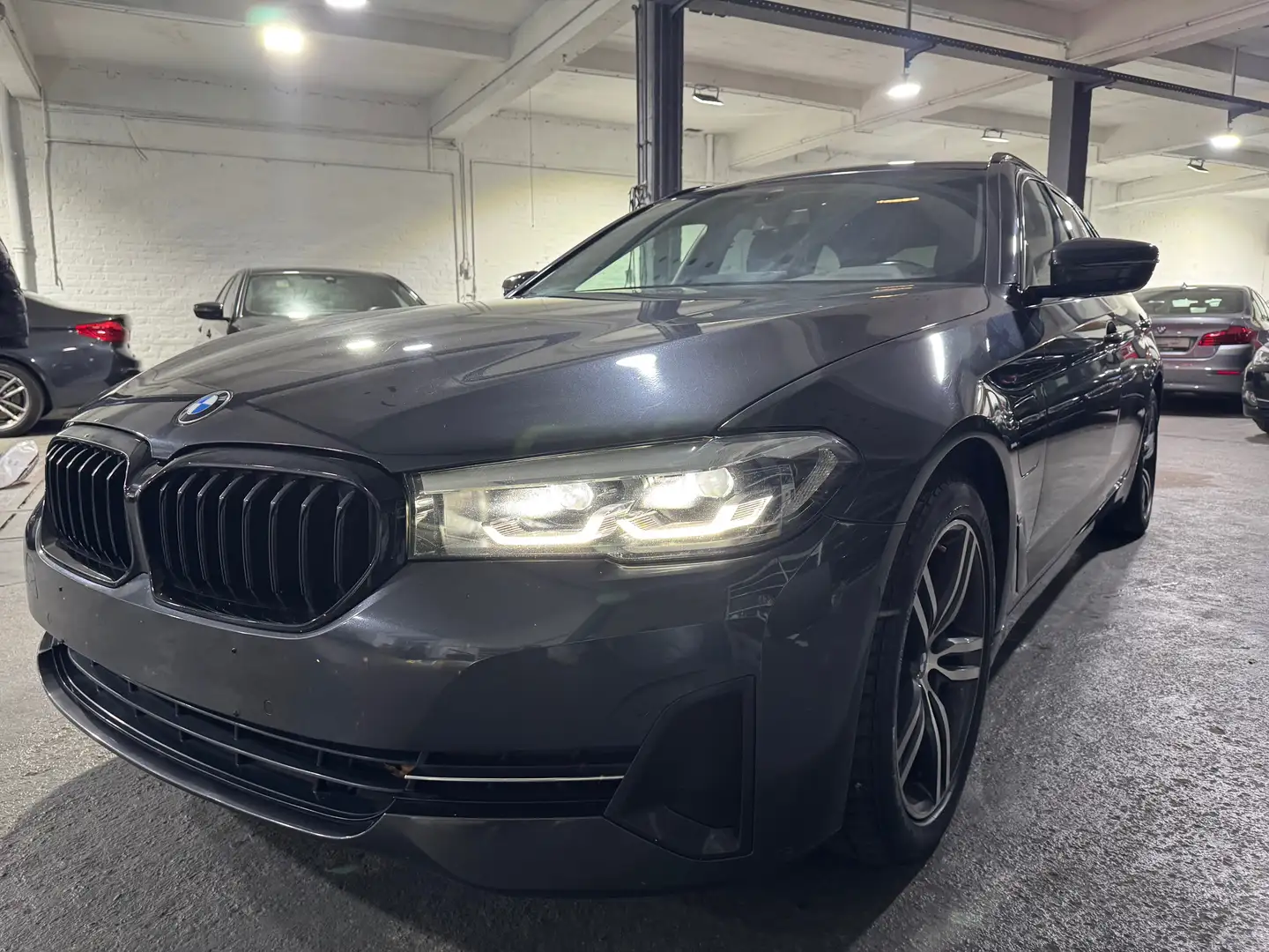 BMW 530 Touring 530eA PHEV Gris - 1