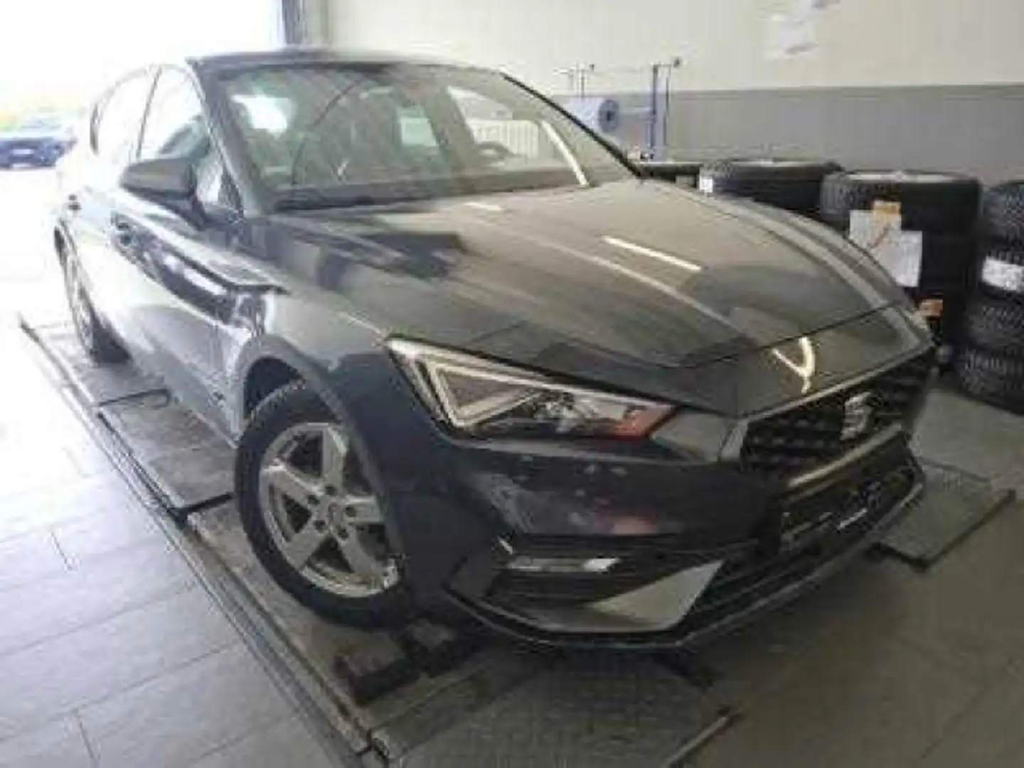 SEAT Leon 1.5 eTSI FR DSG ACC CARPLAY KEYLESS LED NAV Grau - 2