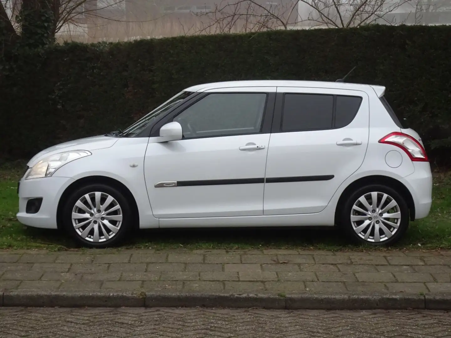 Suzuki Swift 1.2 Exclusive Met CruiseControl en ClimateControl Wit - 2