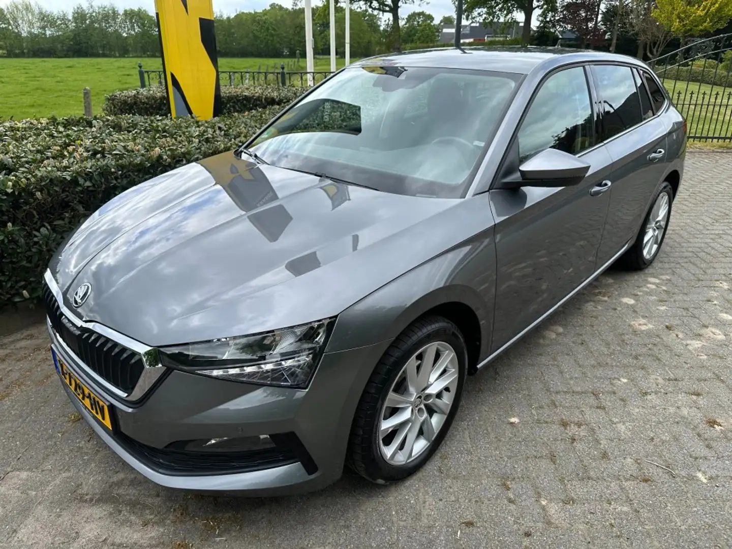 Skoda Scala 1.0 TSI Businsess Edition Led / Camera / Carplay Gris - 1