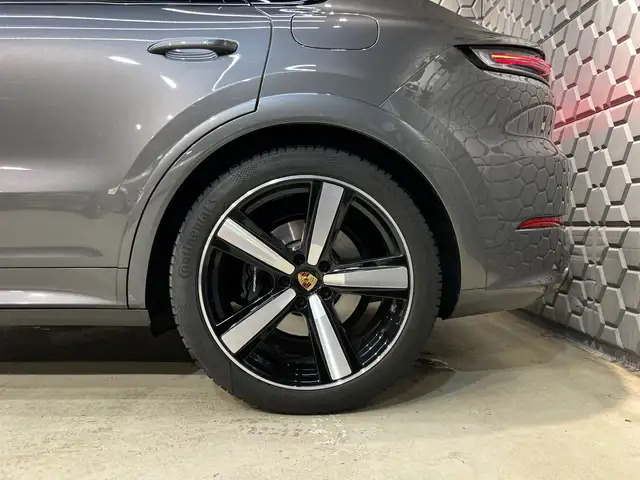 Porsche Cayenne view 7