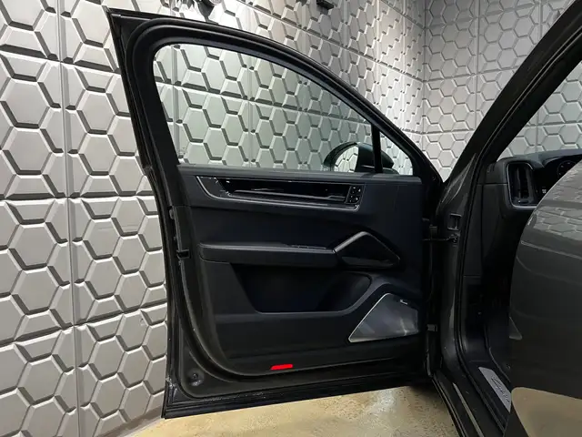Porsche Cayenne view 12