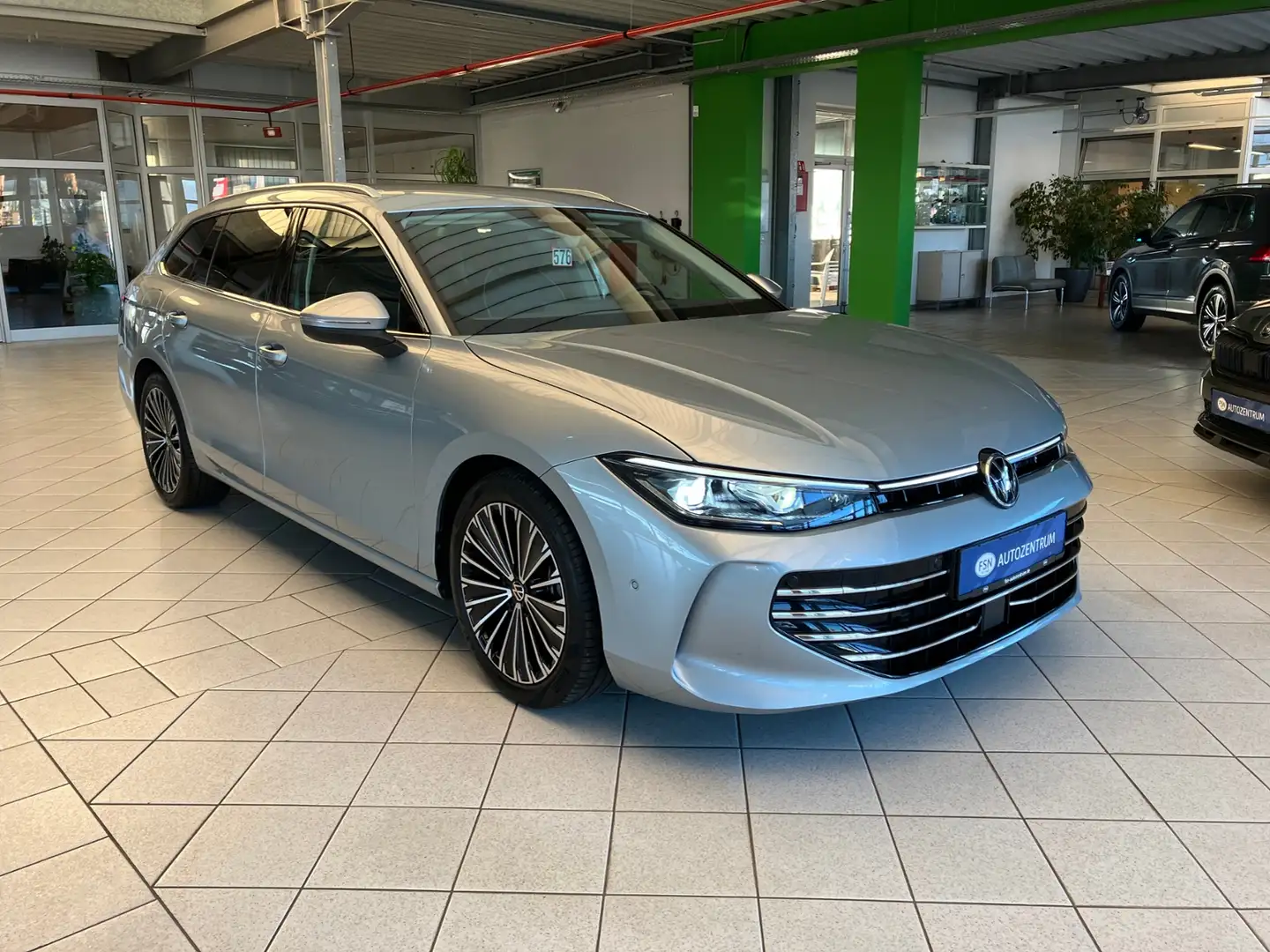 Volkswagen Passat Variant 2.0 TDI Elegance DSG IQ AHK RFK ACC Silber - 2