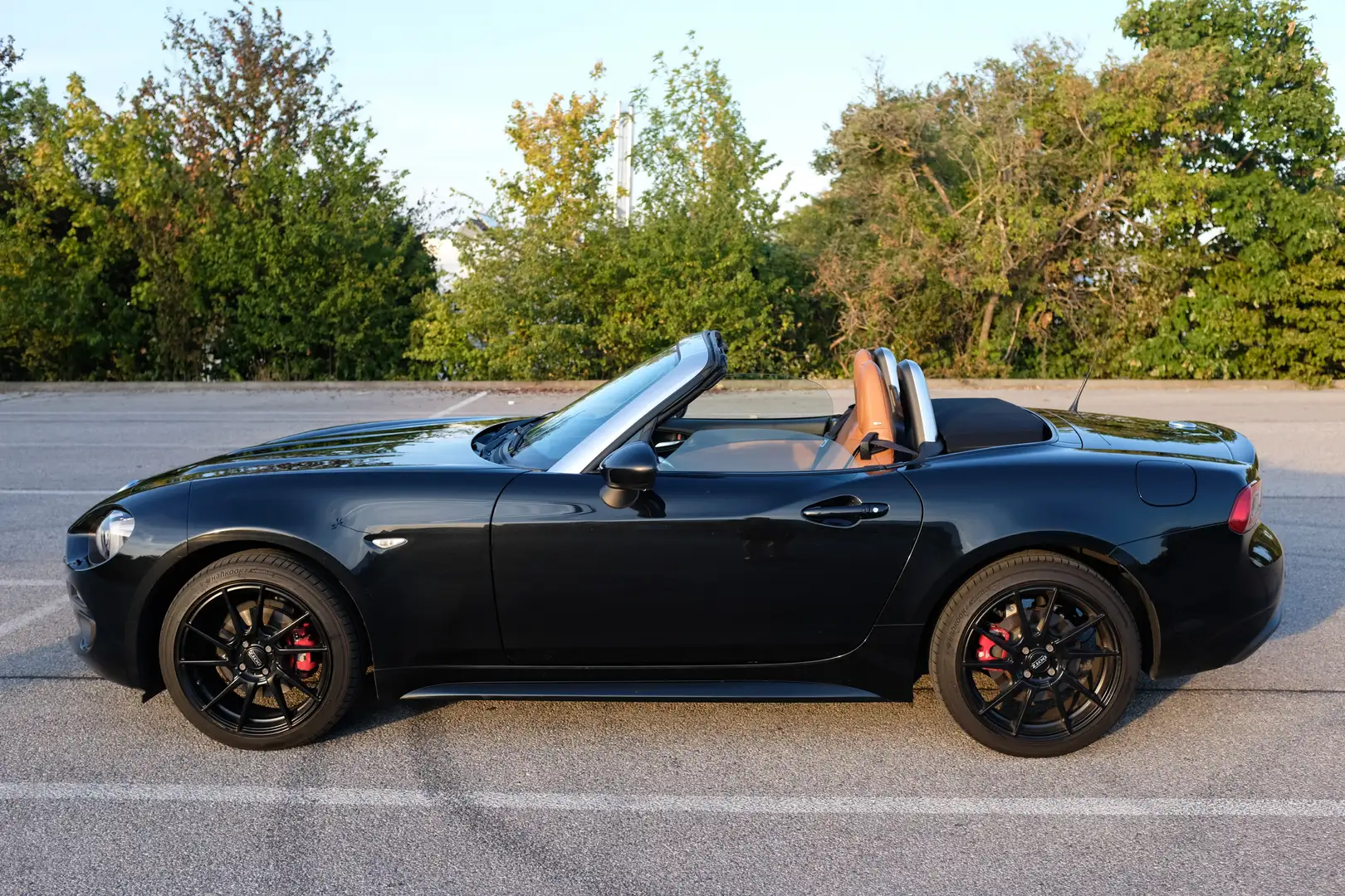 Fiat 124 Spider 124 Spider Lusso 1,4 Turbo Multi Air Lusso Schwarz - 1