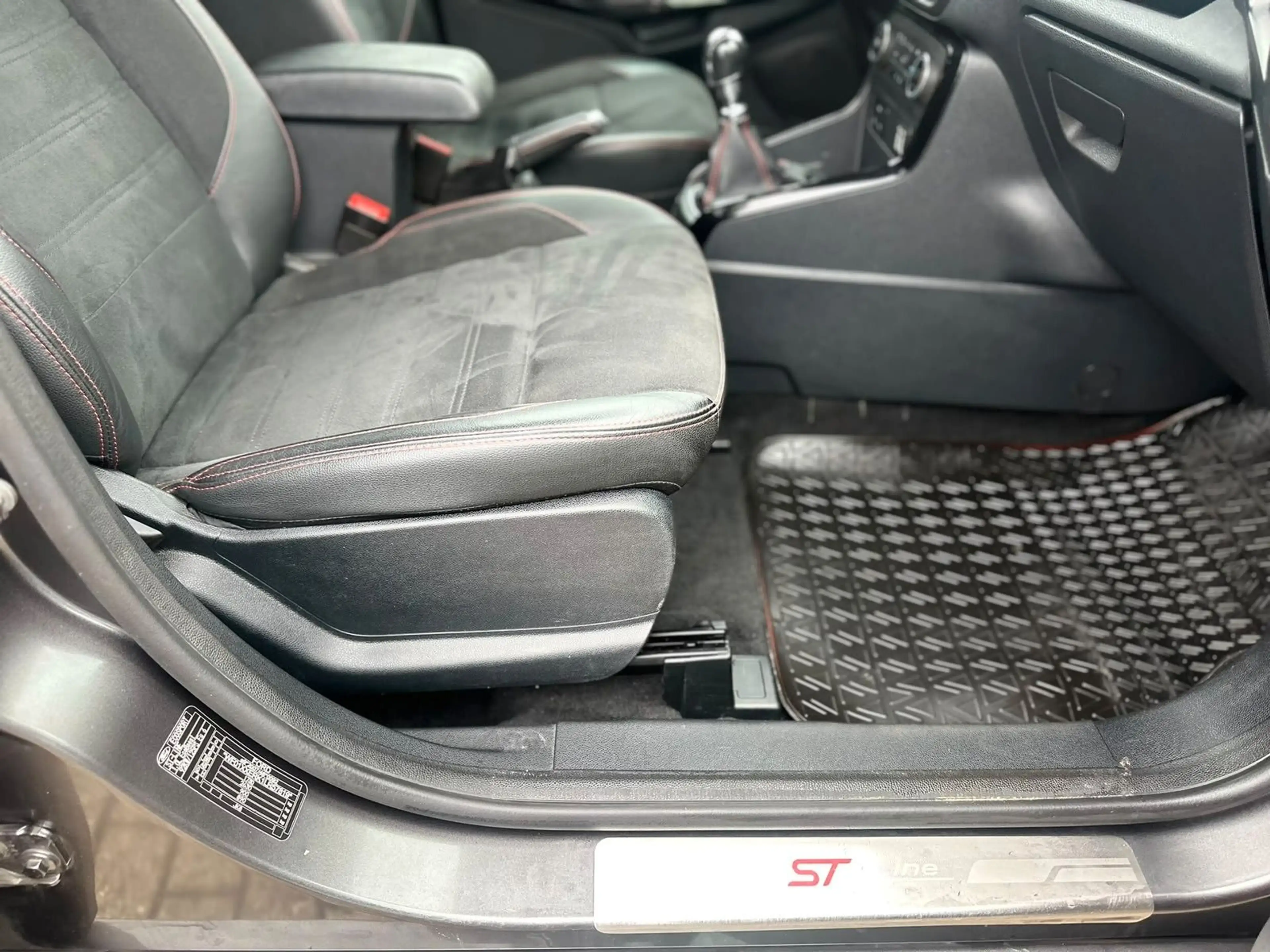 Ford EcoSport 1,0 EcoBoost 92kW ST-Line — photo 11