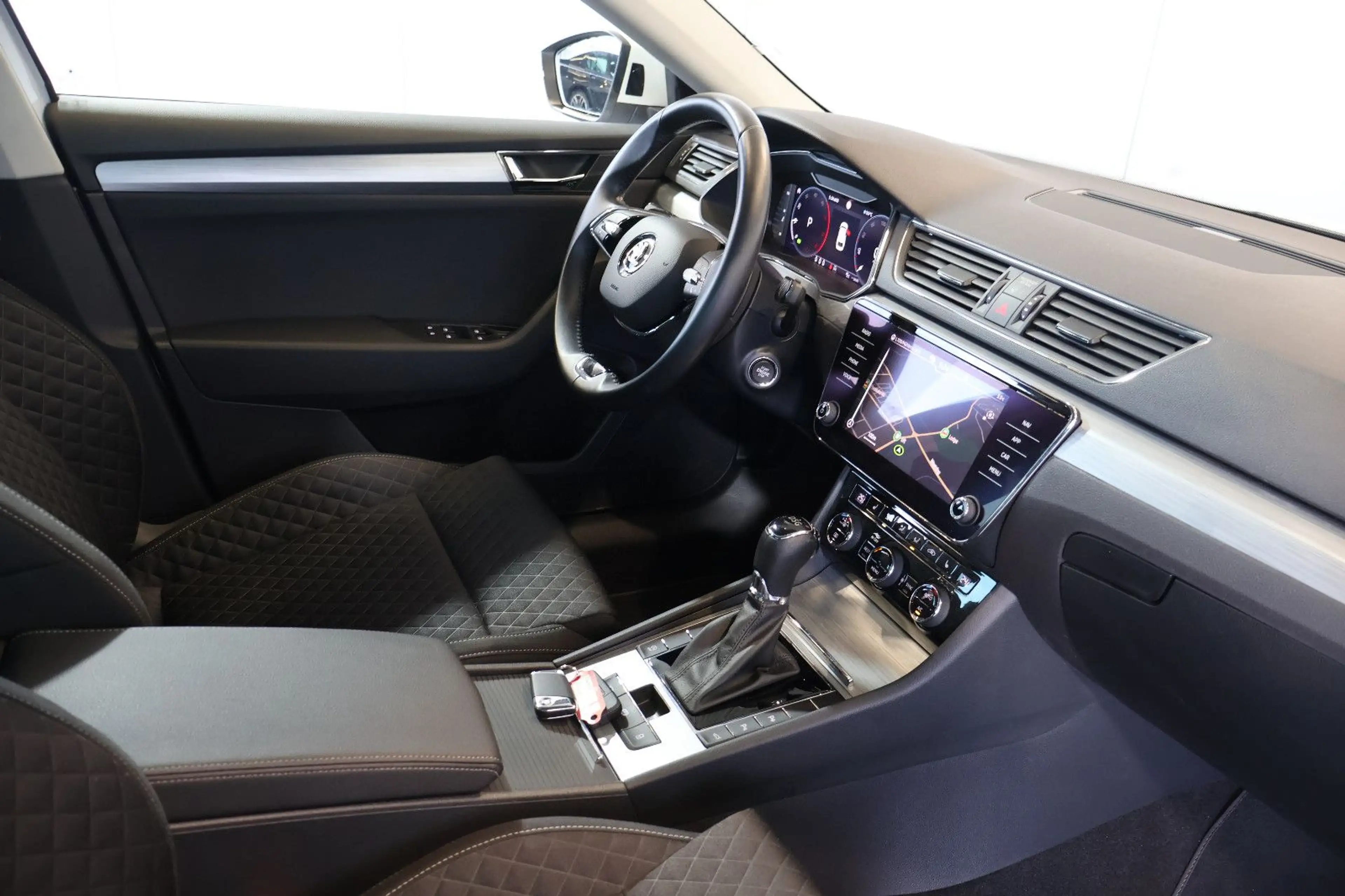 Skoda Superb 2.0 TDI Ambition AID+ACC+SIDE+KAM+LED+KEY — photo 14