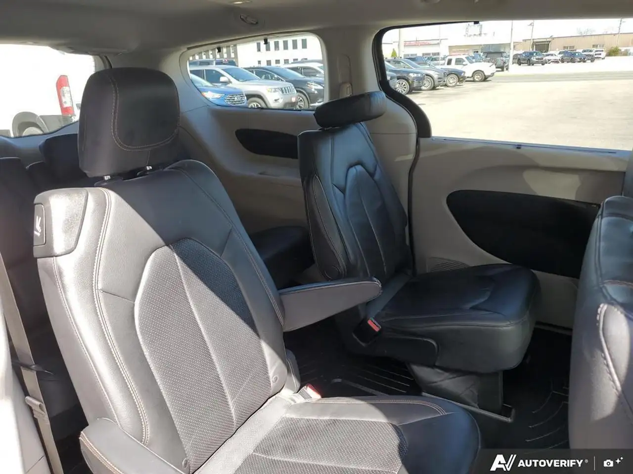 Chrysler Pacifica снимка Chrysler Pacifica