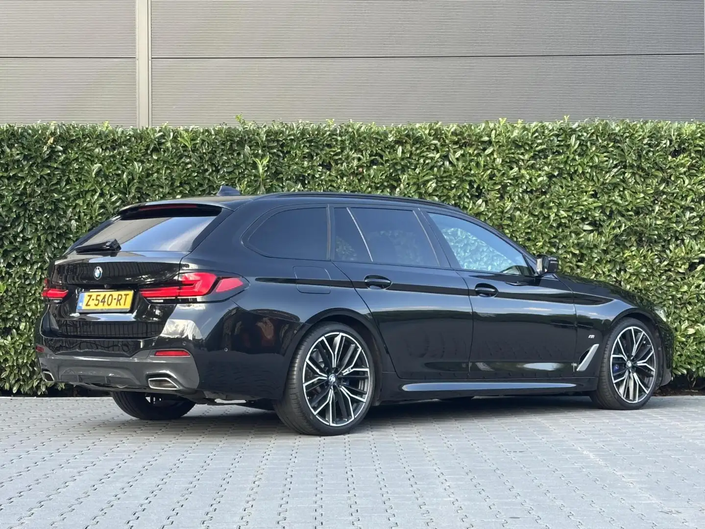 BMW 540 5-serie Touring 540i xDrive High Executive Edition Zwart - 2