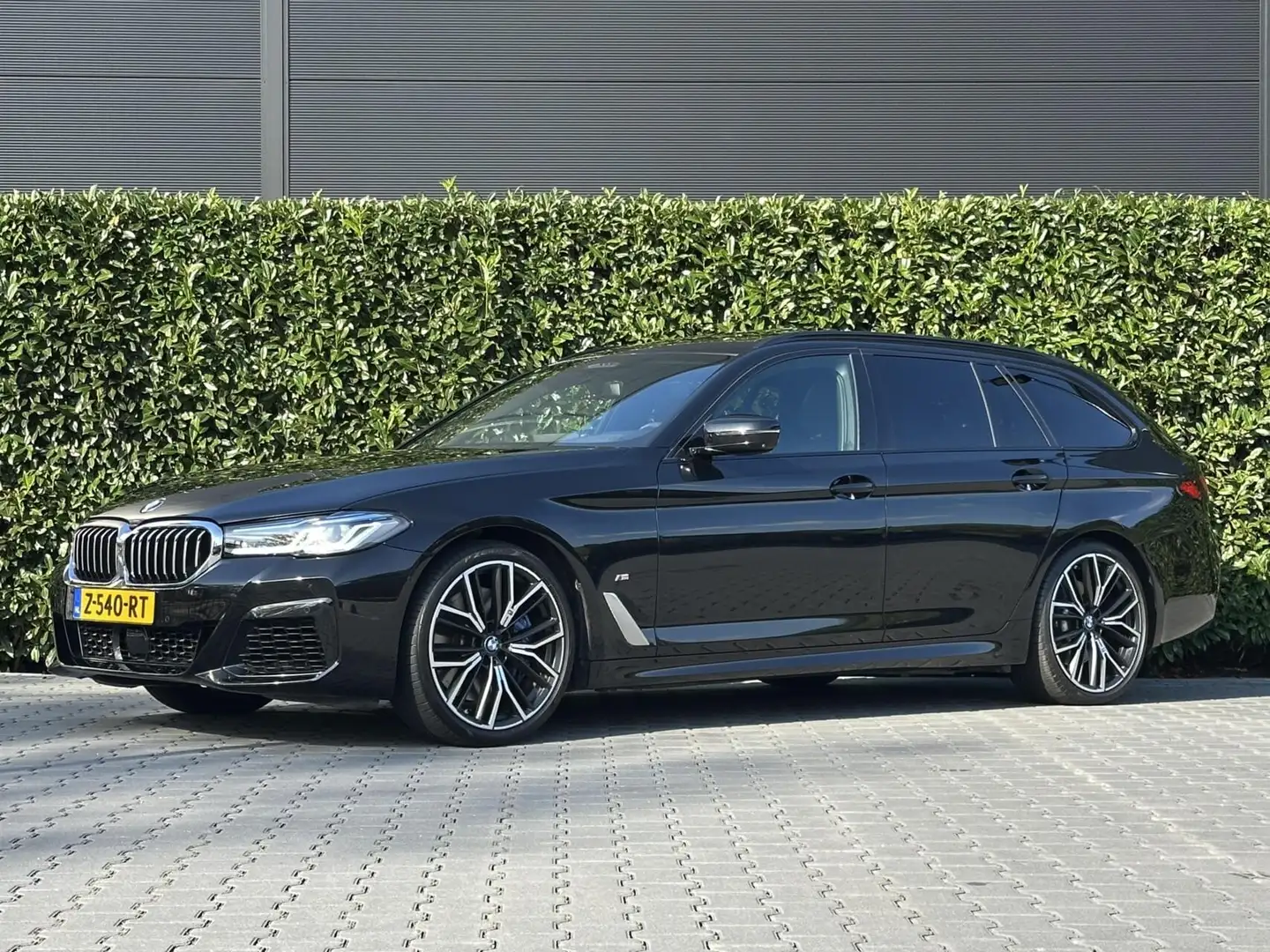 BMW 540 5-serie Touring 540i xDrive High Executive Edition Zwart - 1