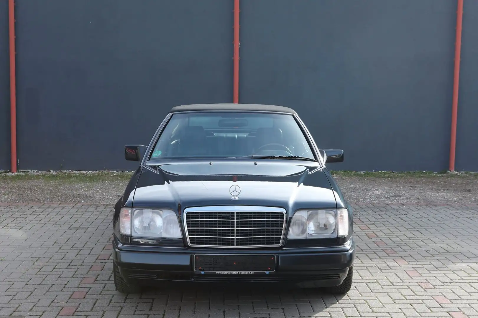 Mercedes-Benz E 220 Cabriolet Final Edition Schwarz - 2