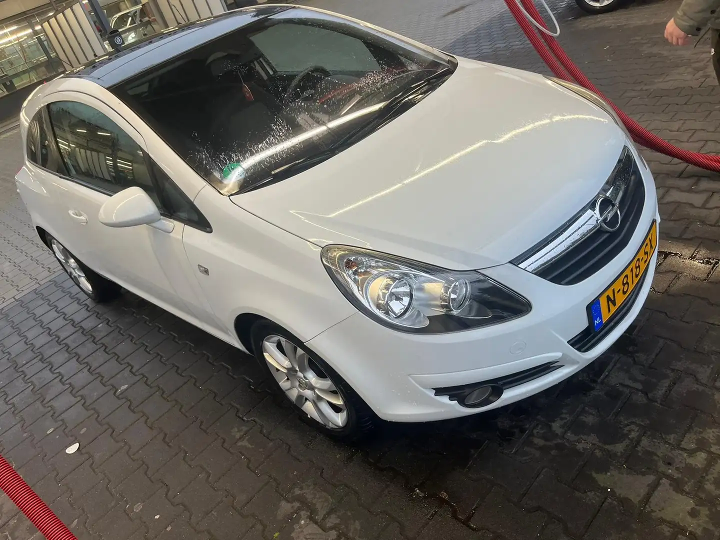 Opel Corsa 1.4-16V Edition Wit - 1