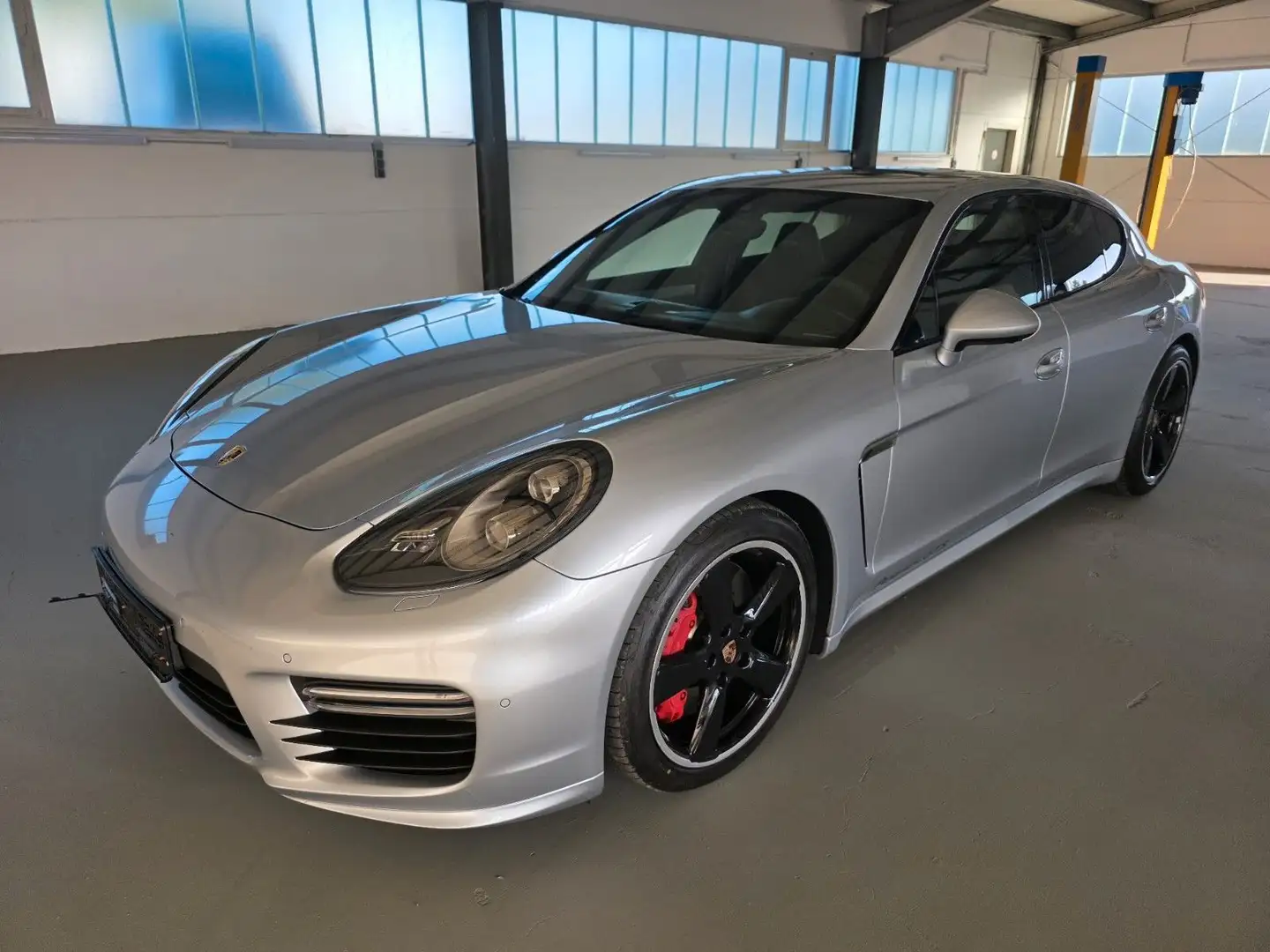 Porsche Panamera GTS Grau - 2