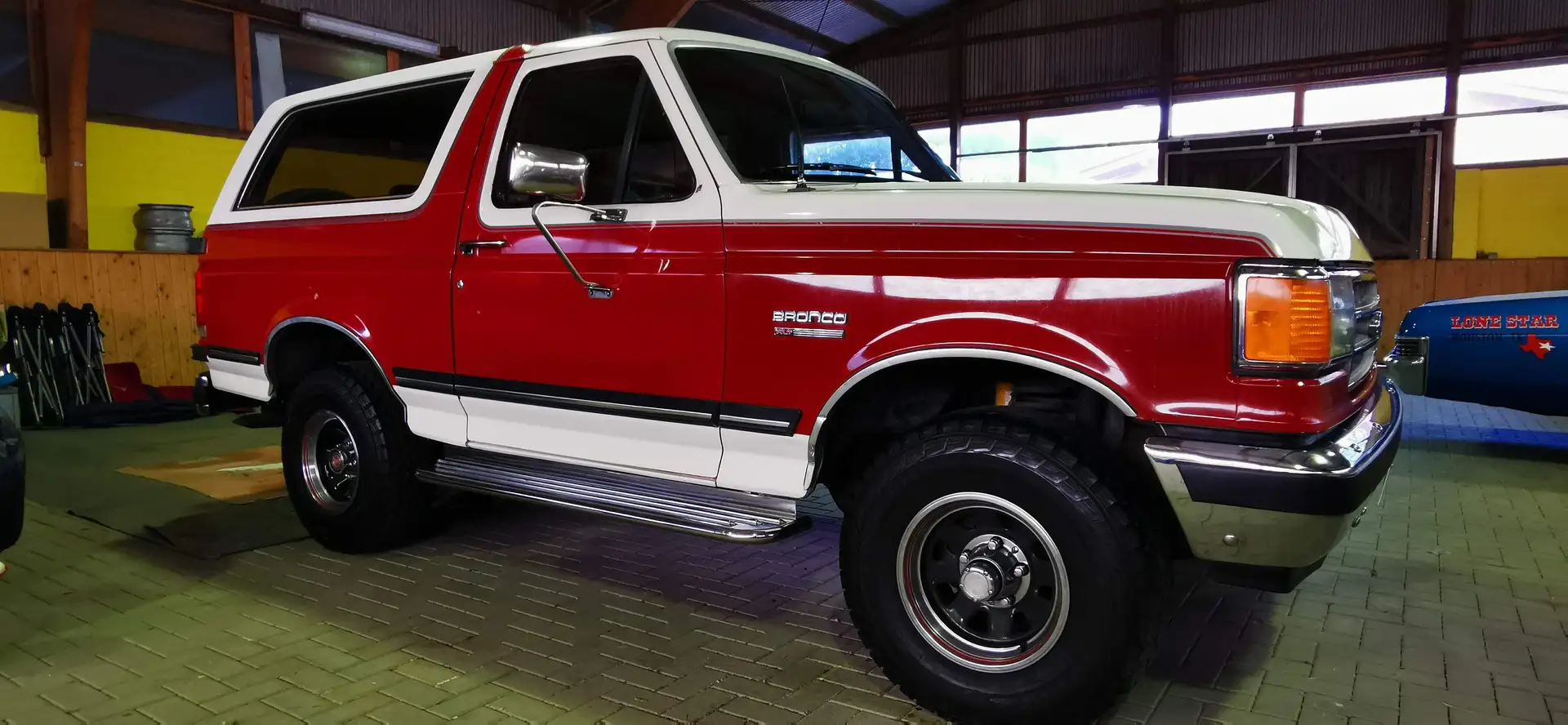 Ford Bronco Czerwony - 1