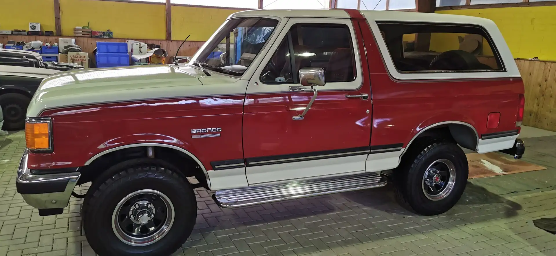 Ford Bronco Red - 2