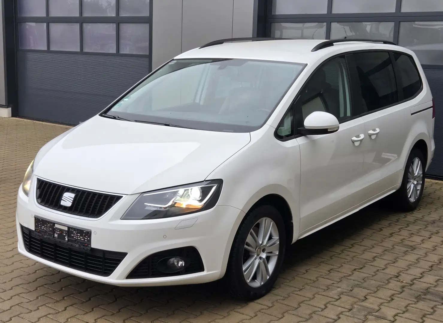 SEAT Alhambra Style// Service/ Zahnriemen & Wapu / Turbo neu Weiß - 1