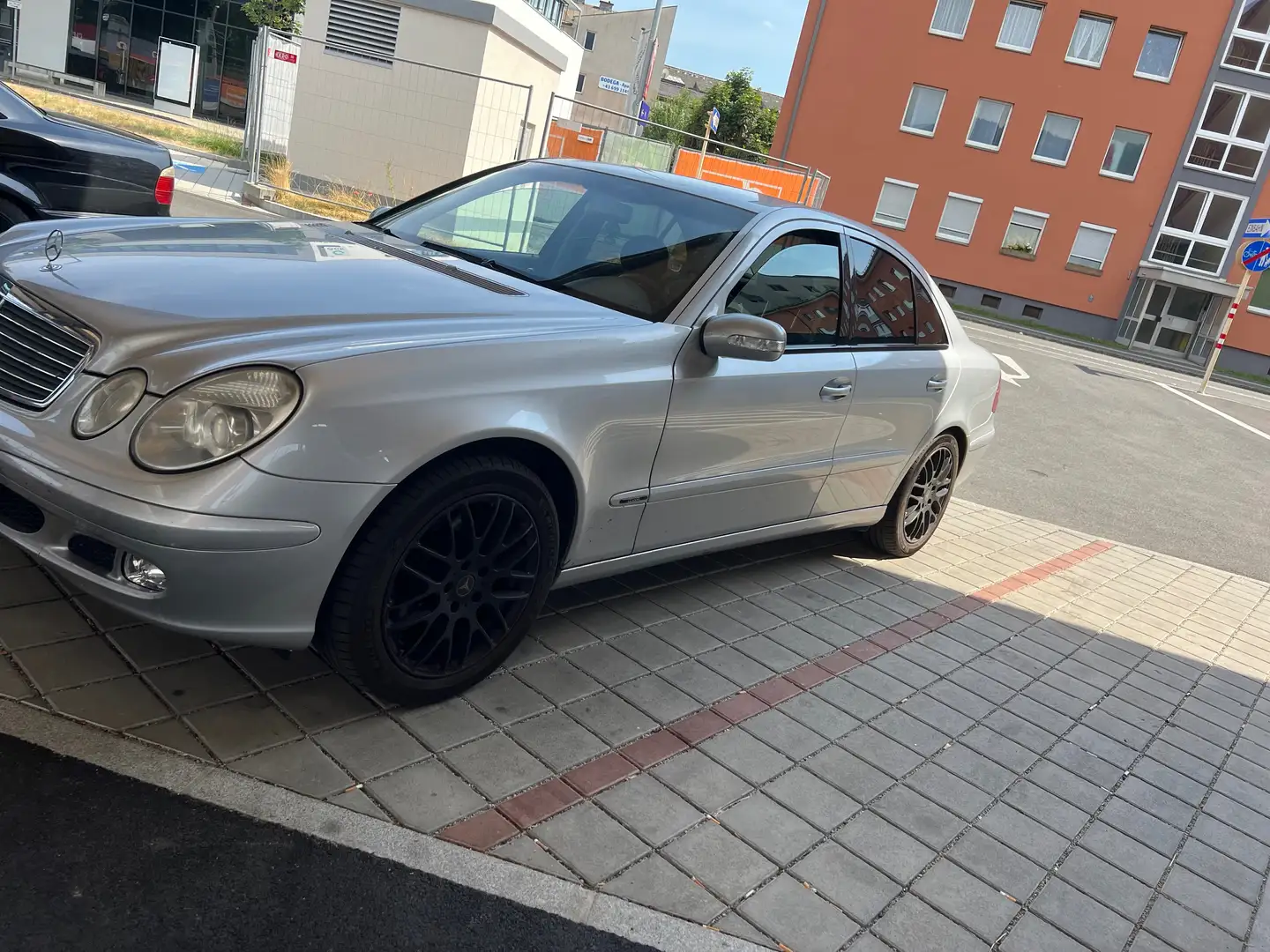 Mercedes-Benz E 200 Classic CDI Silber - 2