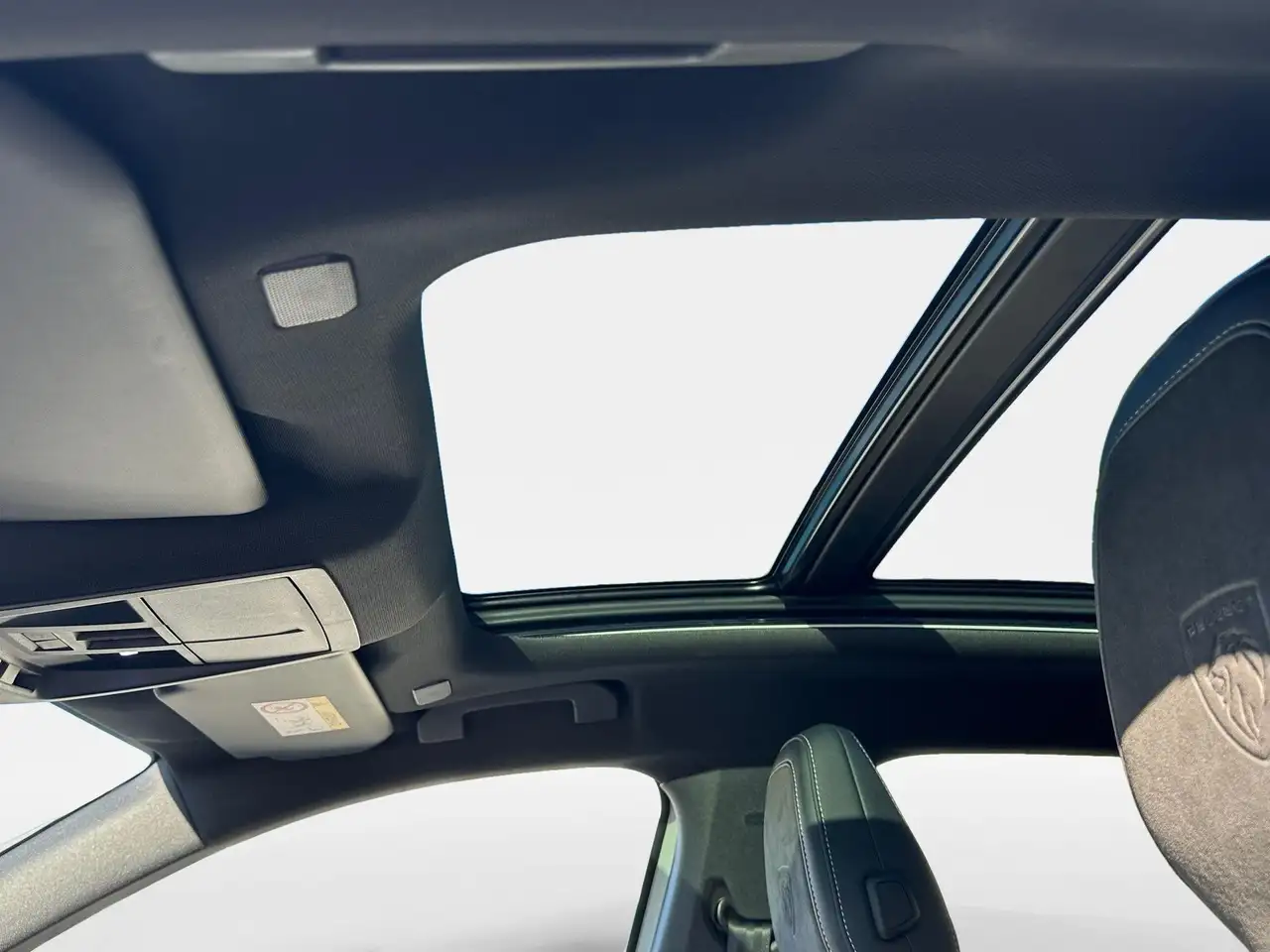 Peugeot 3008 Elektromotor 210 GT mit el. Schiebedach 11
