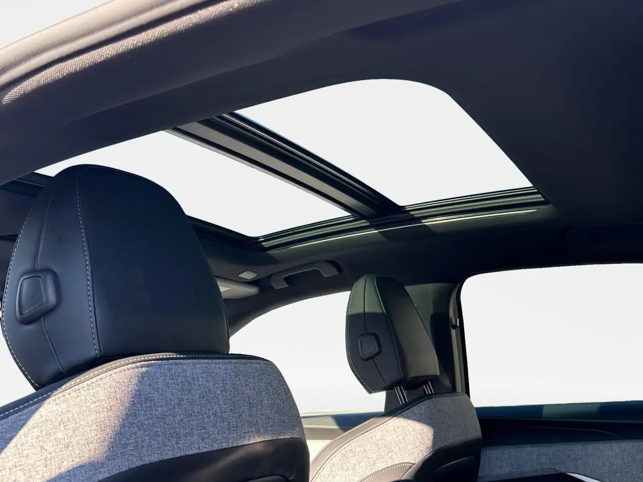 Peugeot 3008 Elektromotor 210 GT mit el. Schiebedach 12