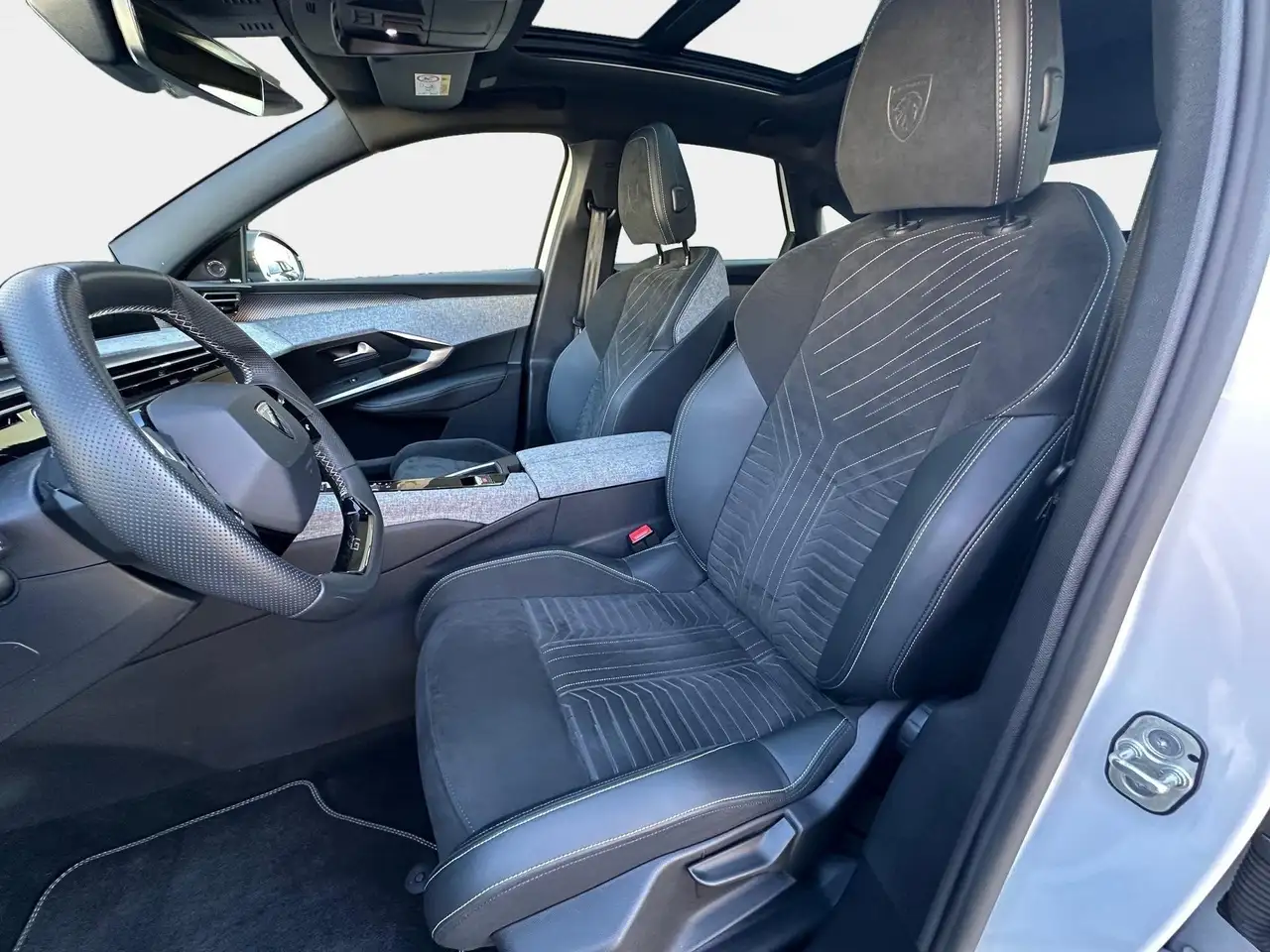 Peugeot 3008 Elektromotor 210 GT mit el. Schiebedach 10