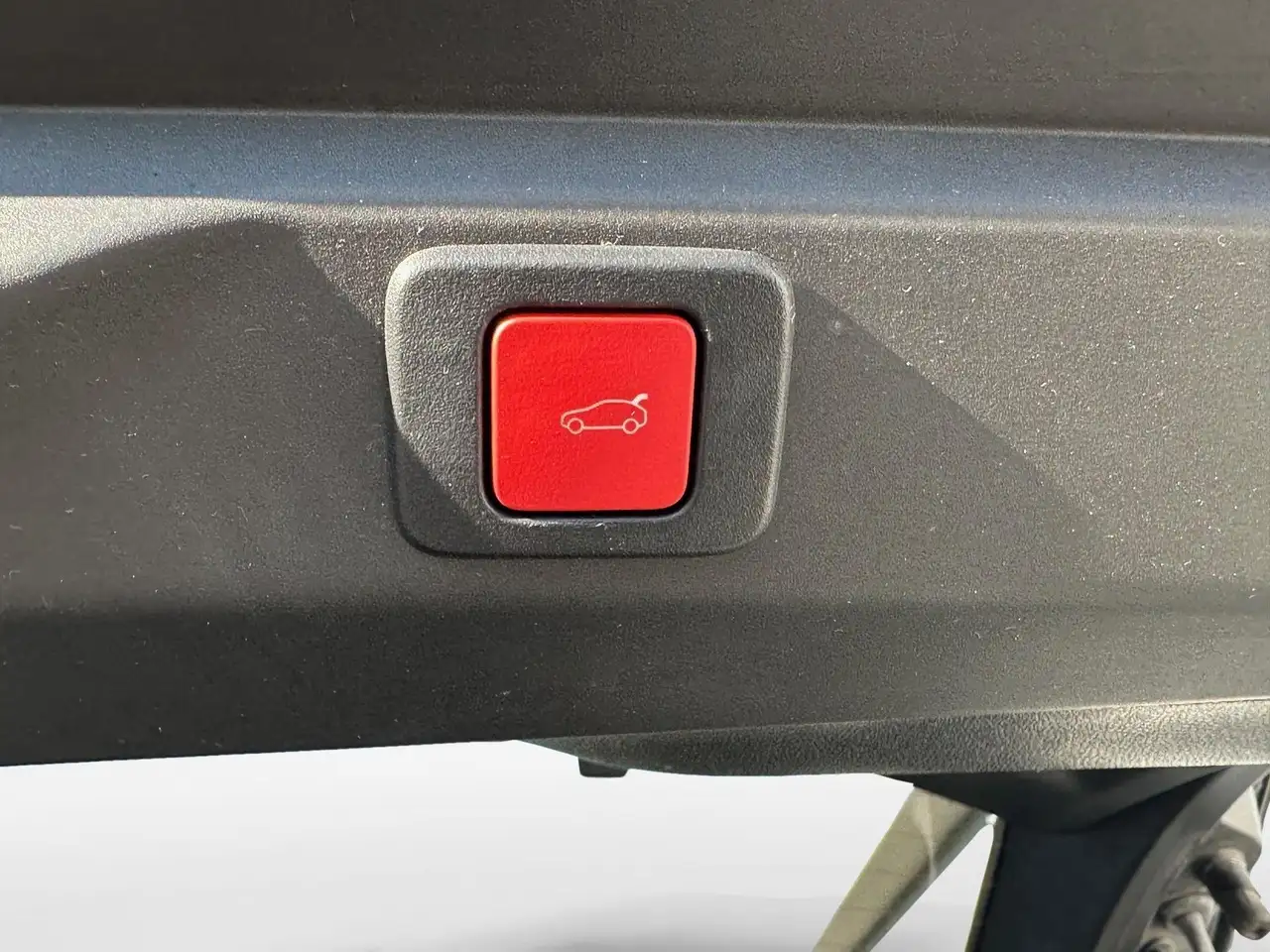 Peugeot 3008 Elektromotor 210 GT mit el. Schiebedach 17