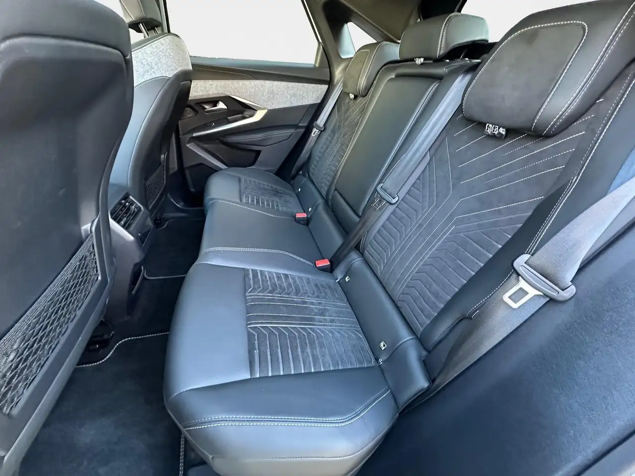 Peugeot 3008 Elektromotor 210 GT mit el. Schiebedach 9