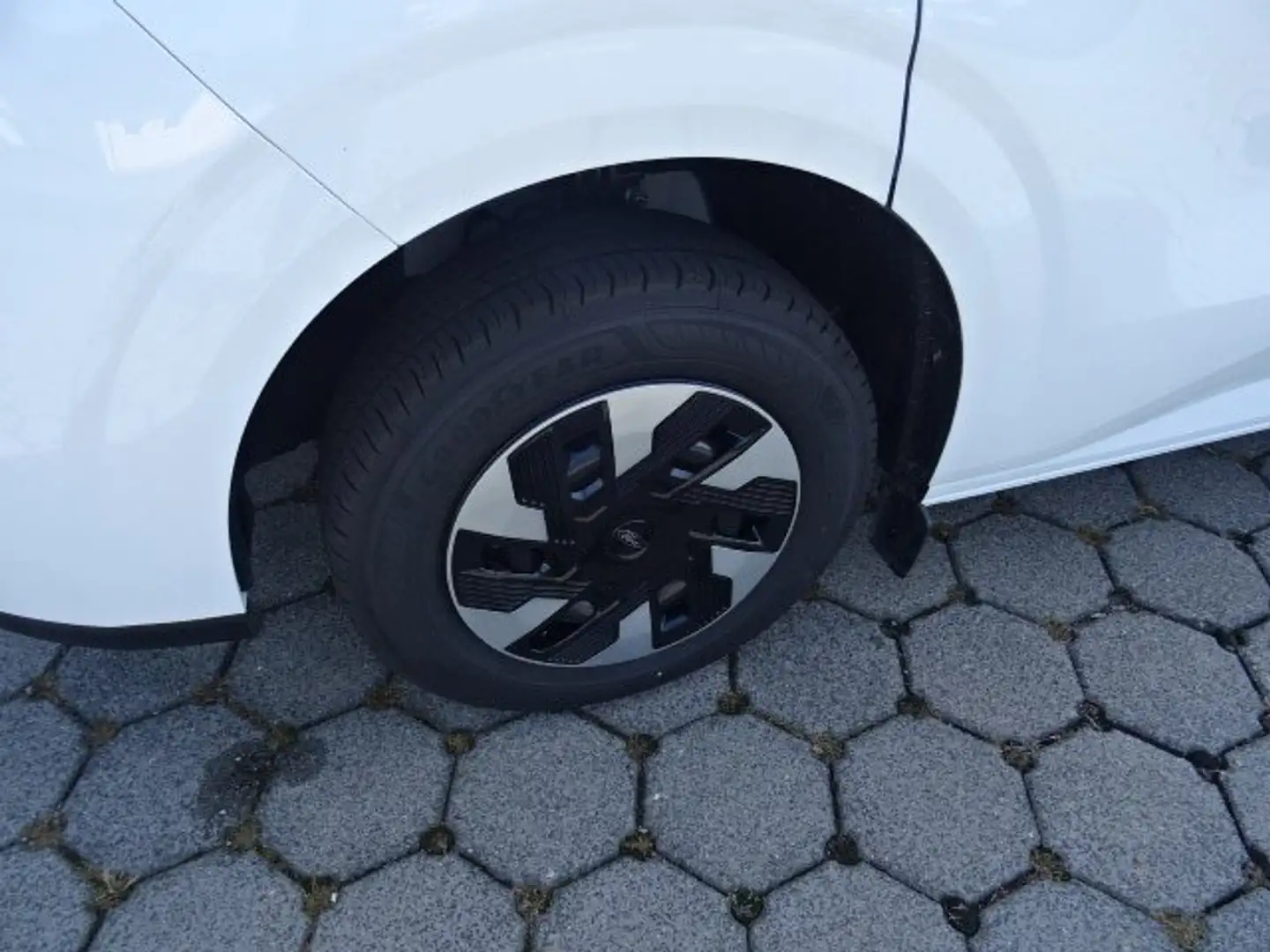 Ford E-Transit E 320 L1 Trend RWD 64kWh Biały - 2