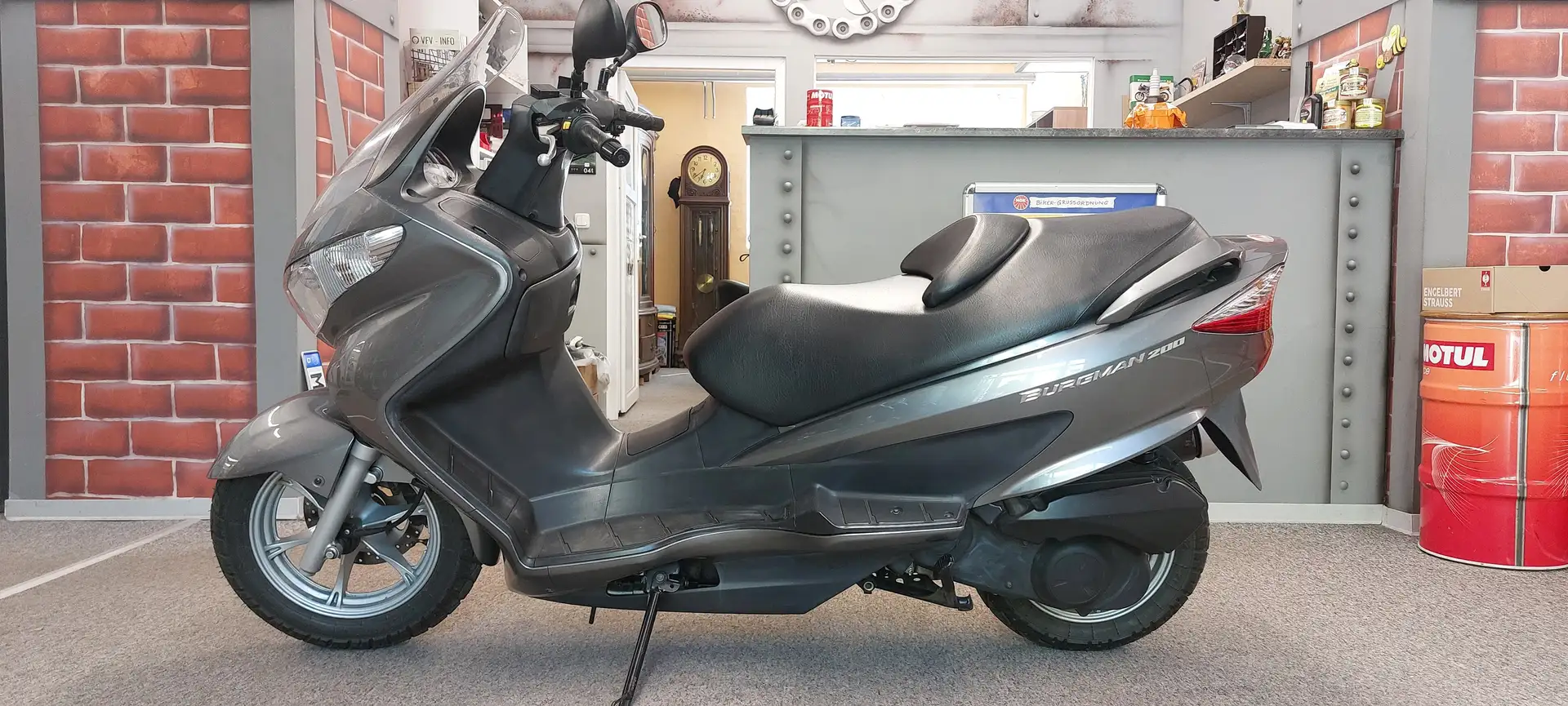 Suzuki Burgman 200 UH200 Ezüst - 1