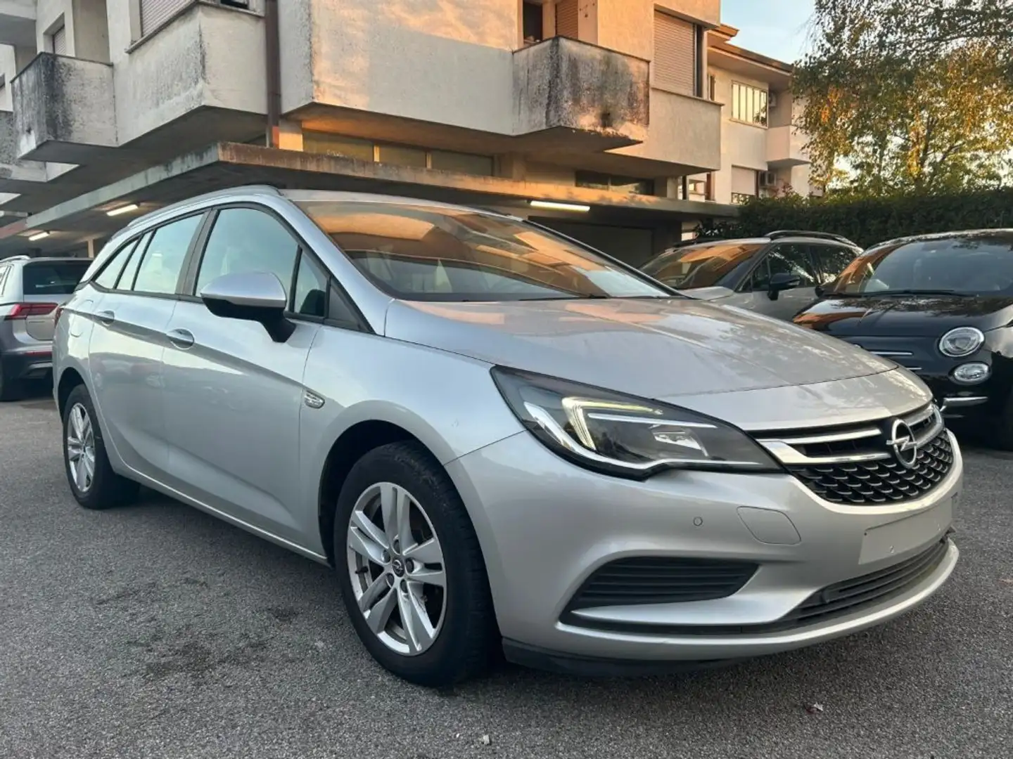 Opel Astra 1.6 CDTi Sports Tourer Business Gris - 2