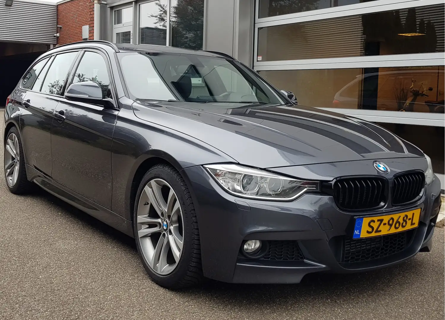 BMW 330 3-serie Touring 330D Aut8 M Pakket! Leder Sportint Grijs - 1