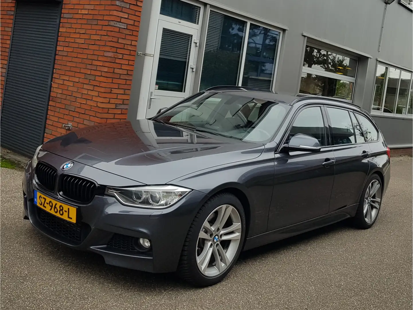 BMW 330 3-serie Touring 330D Aut8 M Pakket! Leder Sportint Grijs - 2