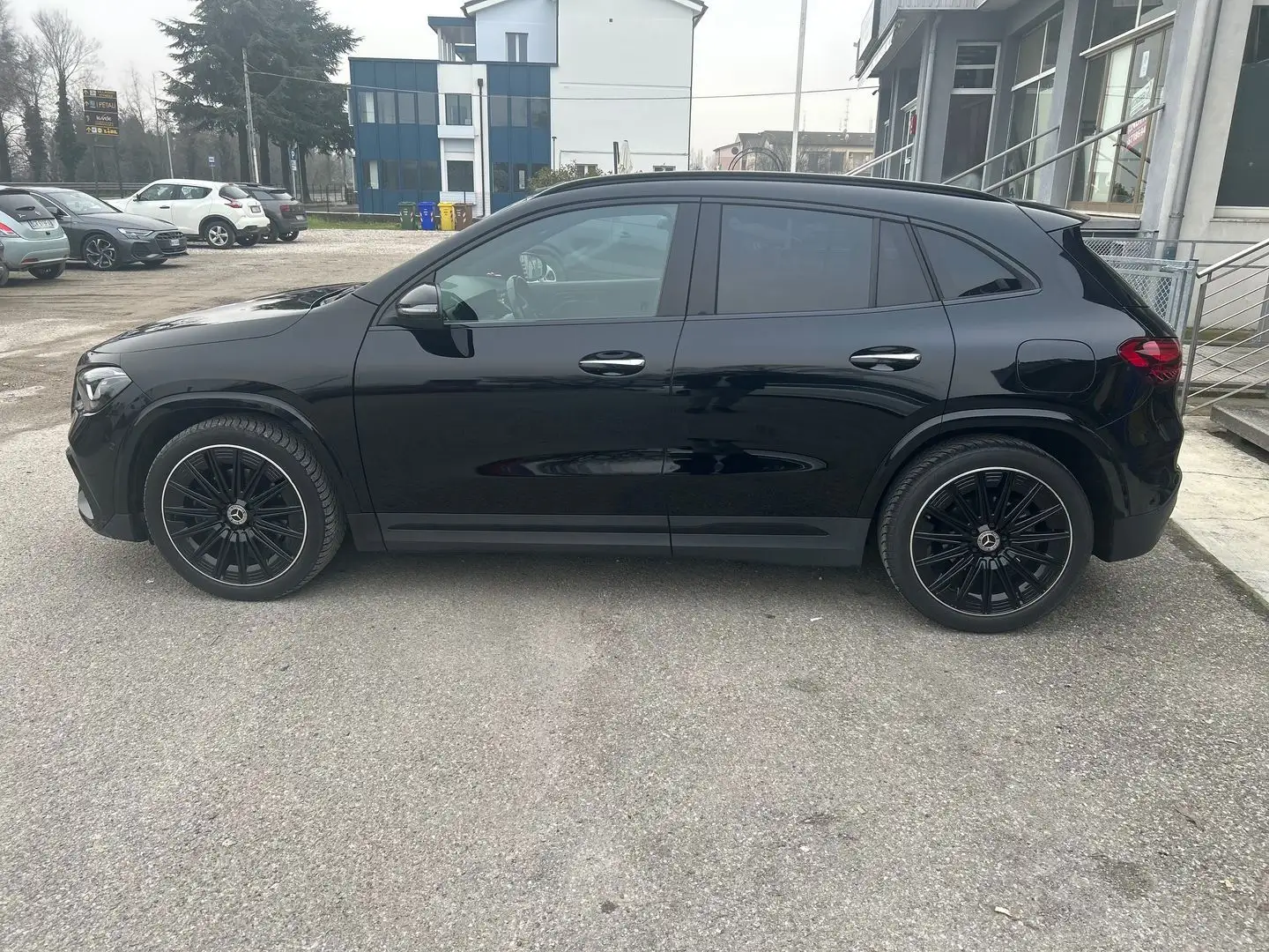 Mercedes-Benz GLA 200 AMG Line Premium Plus GLA 200 D Schwarz - 2