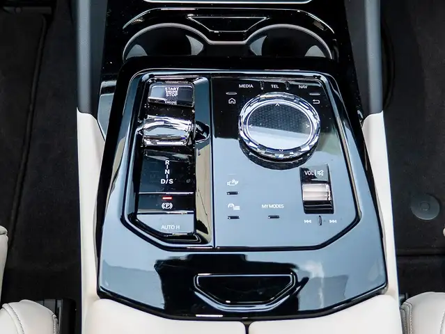BMW 5 Series view 9